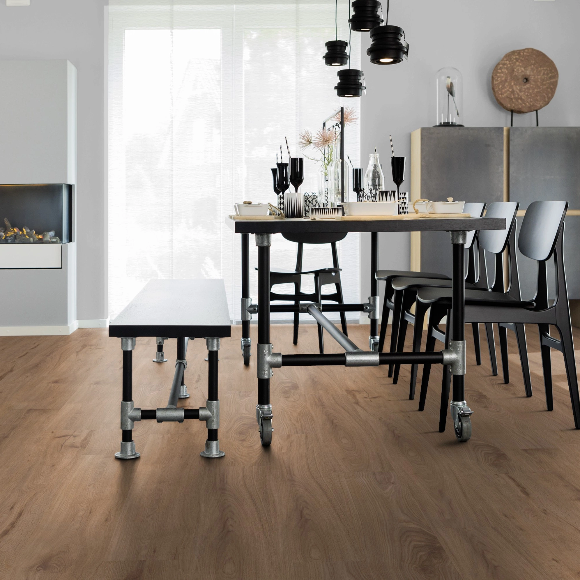 Milieubild Esszimmer mit Kamin - wineo Klebe-Bioboden PURLINE wineo 1000 wood L Strong Oak Cinnamon Milieubild Esszimmer mit Kamin - wineo PL301R