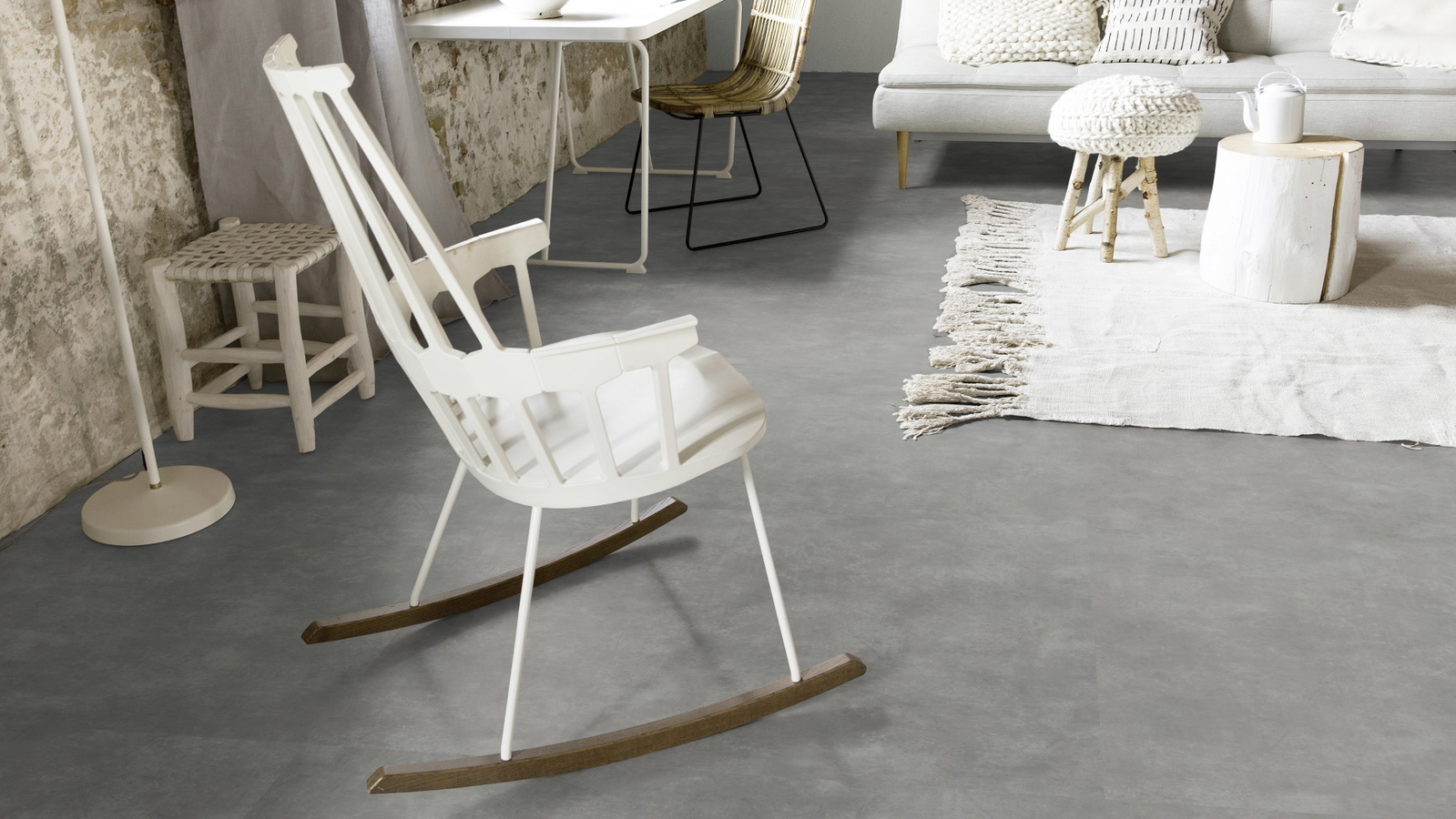 Milieubild Wohnzimmer mit Schaukelstuhl im skandinavischen Stil - Forbo Flooring 220179