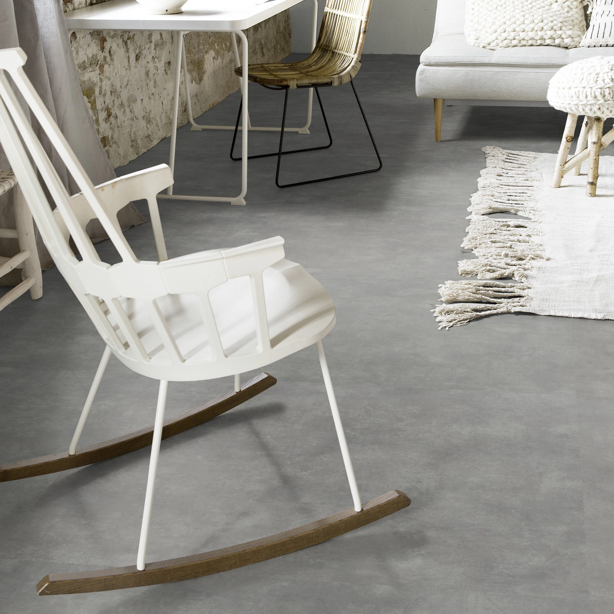 Milieubild Wohnzimmer mit Schaukelstuhl im skandinavischen Stil - Forbo Flooring Klebe-Vinyl Allura Dryback 0.55 Material Natural Concrete Milieubild Wohnzimmer mit Schaukelstuhl im skandinavischen Stil - Forbo Flooring 220179