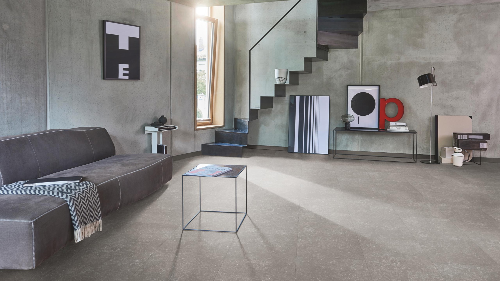 Milieubild Wohnzimmer im modernen Loft-Stil - Parador HDF Klick-Designboden Modular ONE Granit grau Milieubild Wohnzimmer im modernen Loft-Stil - Parador 1743536