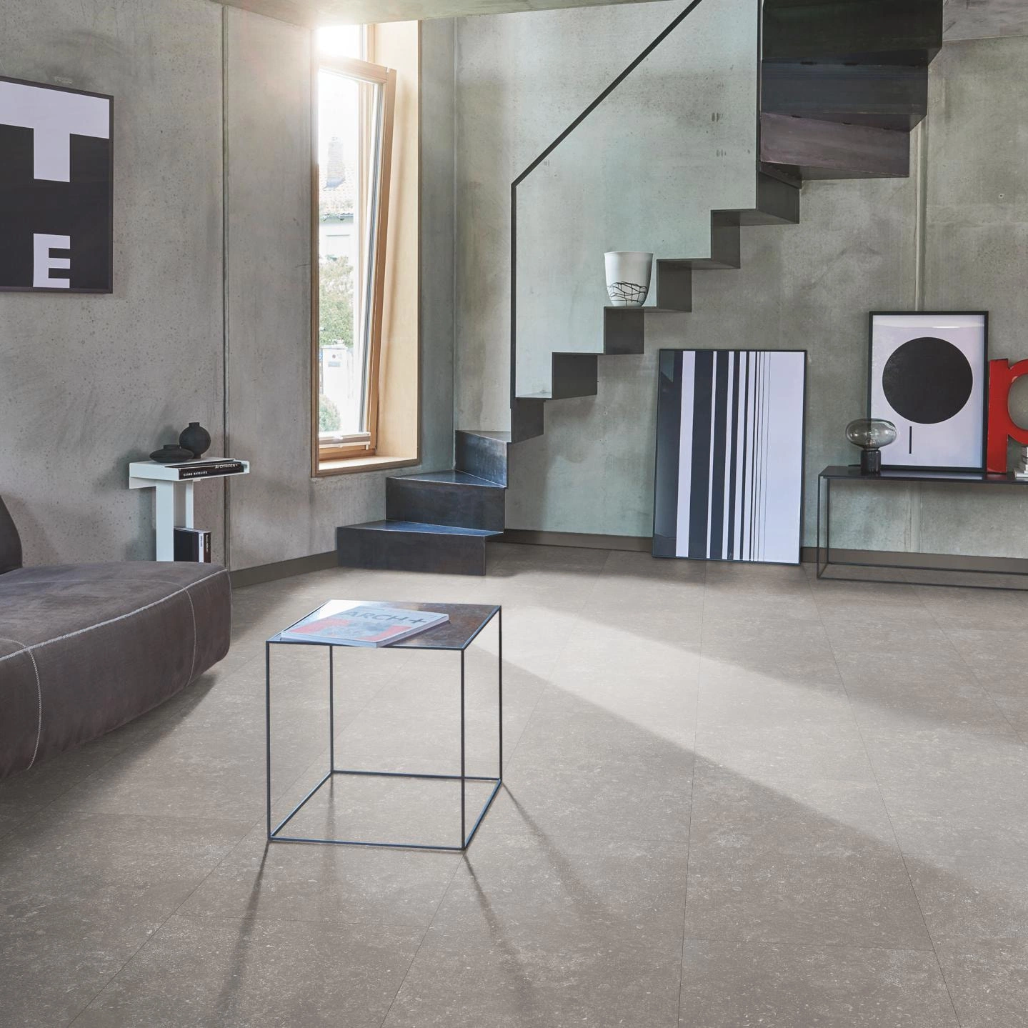 Milieubild Wohnzimmer im modernen Loft-Stil - Parador HDF Klick-Designboden Modular ONE Granit grau Milieubild Wohnzimmer im modernen Loft-Stil - Parador 1743536