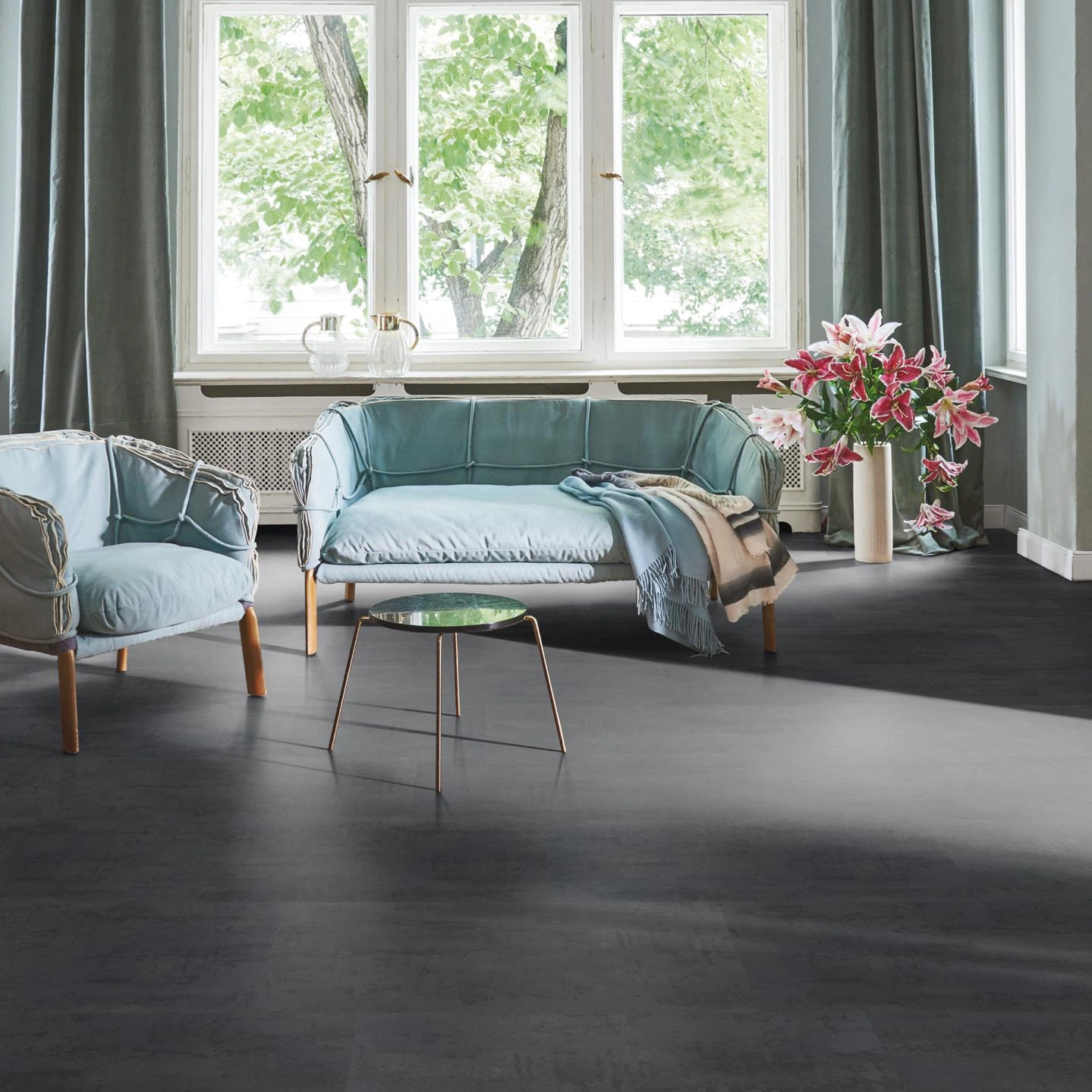 Milieubild Wohnzimmer in Stadtwohnung - Parador Laminat Trendtime 5 Rohstahl Milieubild Wohnzimmer in Stadtwohnung - Parador 1743600