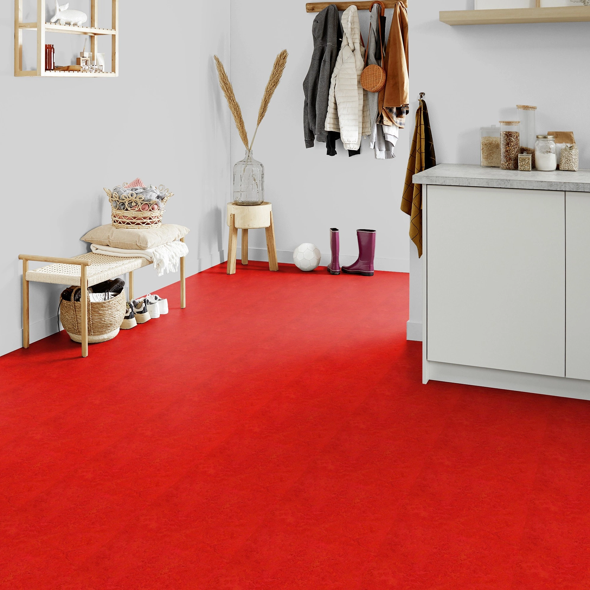 Milieubild Kompakte Küchenzeile im offenen Wohnbereich - Forbo Flooring Marmoleum Click Scarlet Milieubild Kompakte Küchenzeile im offenen Wohnbereich - Forbo Flooring 176489