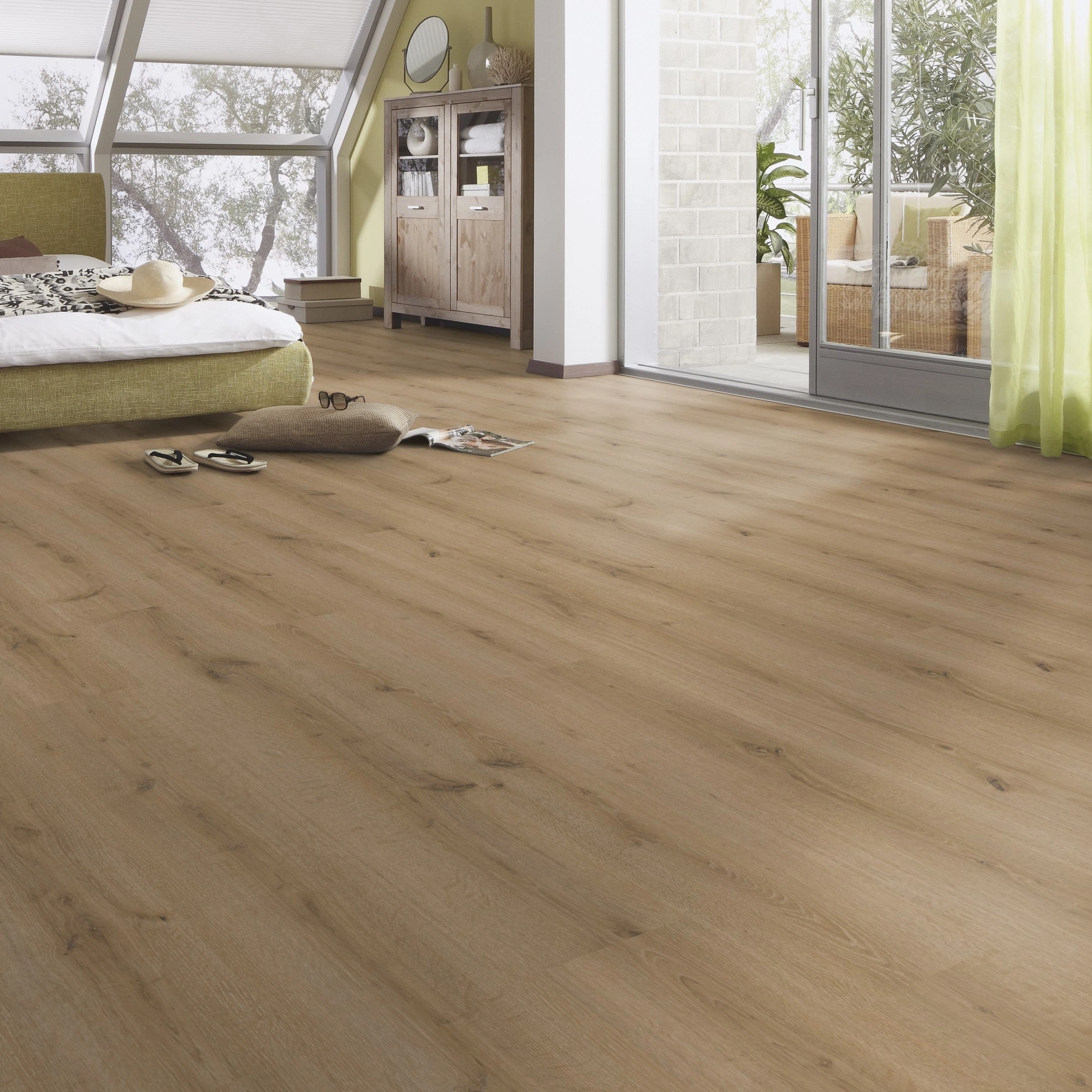 Milieubild Schlafzimmer im modernen Dachgeschoss - MEISTER Laminat LC 150 Turmeiche creme Milieubild Schlafzimmer im modernen Dachgeschoss - MEISTER 600014-1288198-07120