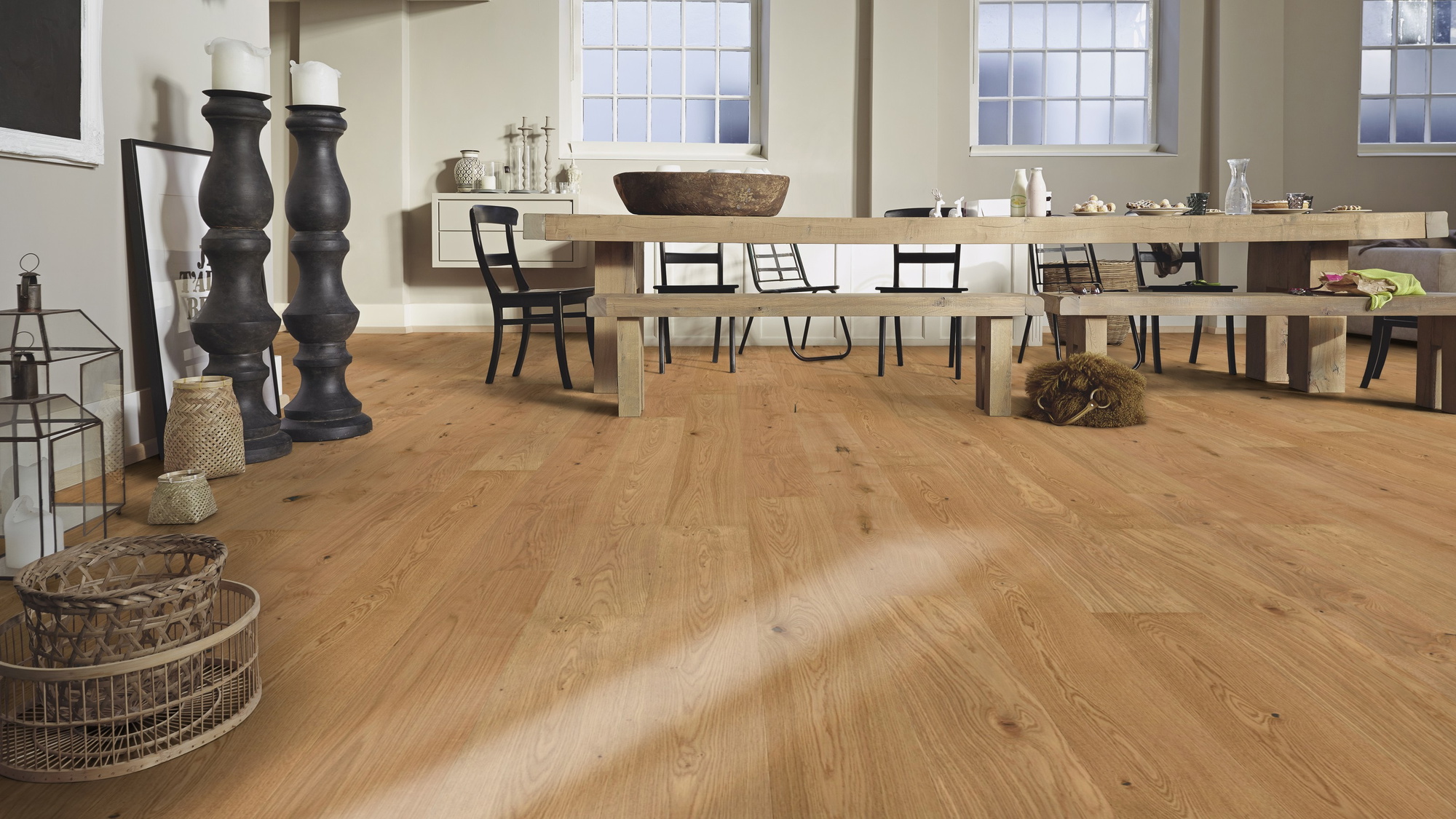 Milieubild Esszimmer mit großem Tisch - MEISTER Furnierboden HD 100 Natureflex Eiche authentic Milieubild Esszimmer mit großem Tisch - MEISTER 500139-2200210-20017