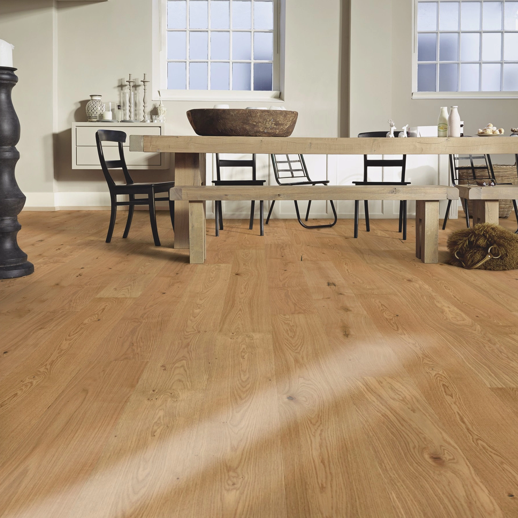 Milieubild Esszimmer mit großem Tisch - MEISTER Furnierboden HD 100 Natureflex Eiche authentic Milieubild Esszimmer mit großem Tisch - MEISTER 500139-2200210-20017