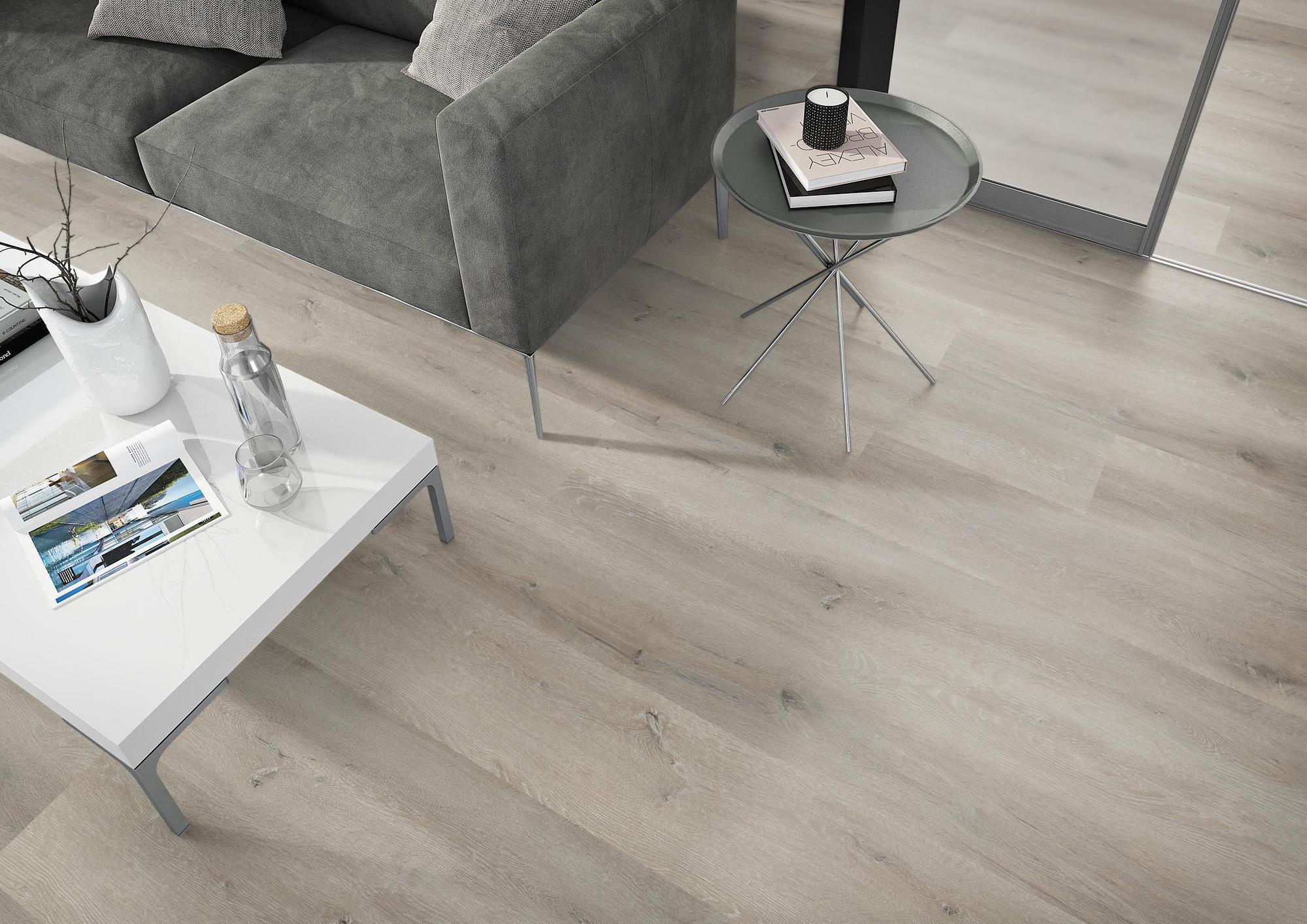 Milieubild Wohnzimmer - Sofa mit Beistelltisch und Glastür - nexflor Rigid Klick-Vinyl Helios Click Collection Teos Oak Milieubild Wohnzimmer - Sofa mit Beistelltisch und Glastür - nexflor NXF-20030-004