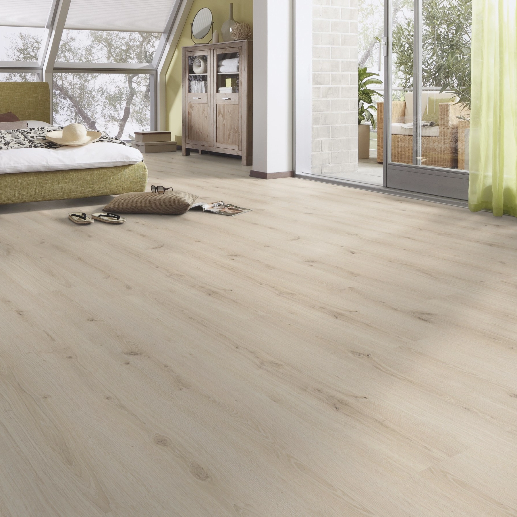Milieubild Schlafzimmer im modernen Dachgeschoss - MEISTER Laminat LC 150 Turmeiche cremeweiß Milieubild Schlafzimmer im modernen Dachgeschoss - MEISTER 600014-1288198-07119