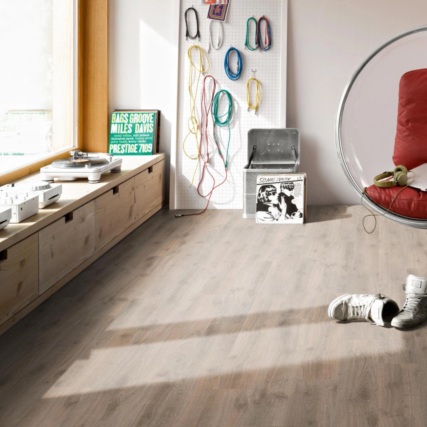 Milieubild Musikzimmer mit Plattenspieler - Parador Laminat Classic 1050 Eiche Tradition Grau-beige Milieubild Musikzimmer mit Plattenspieler - Parador 1517691