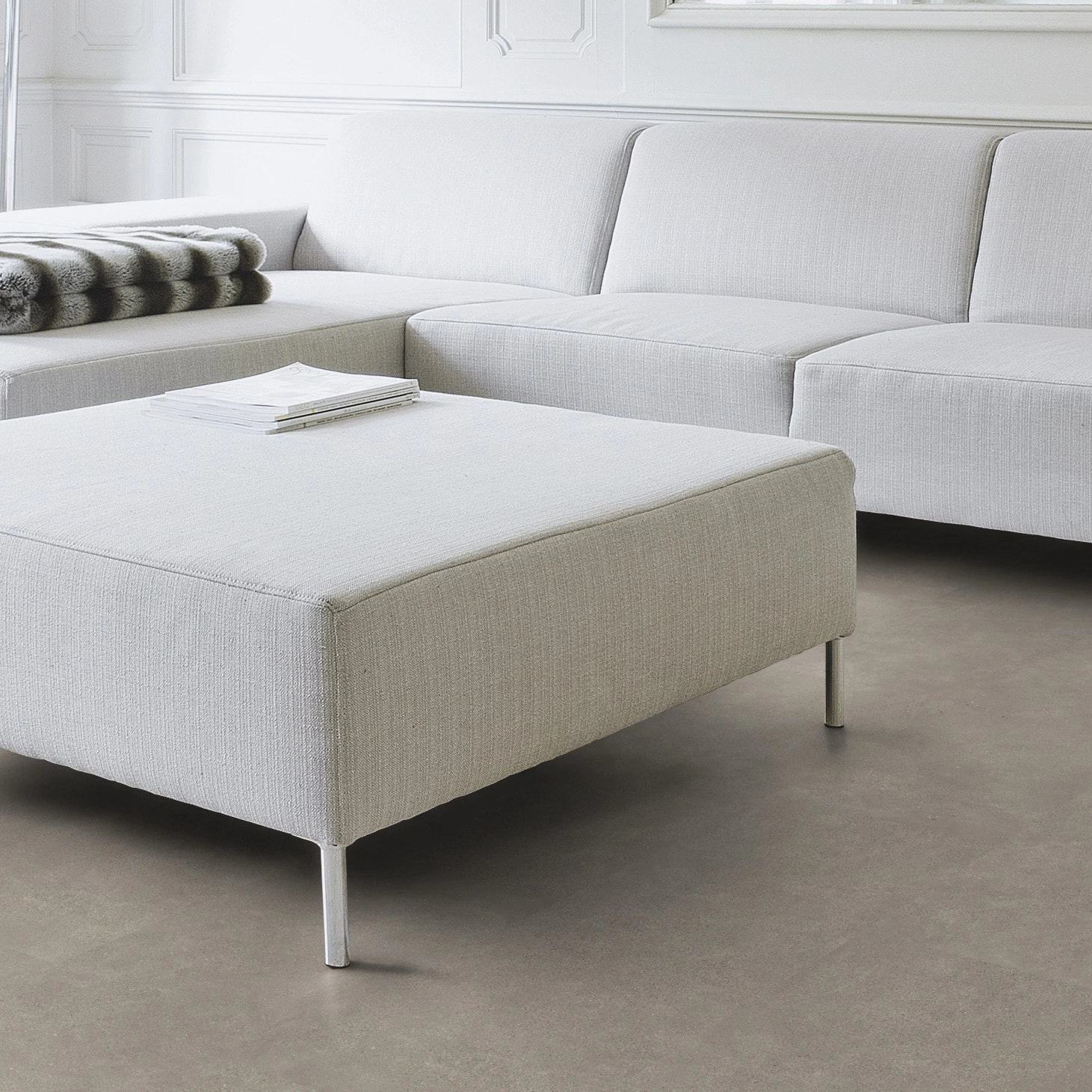 Milieubild Wohnzimmer mit Couch - Nahansicht - Wicanders Wise HDF Klick-Designboden stone Natural Microcement Milieubild Wohnzimmer mit Couch - Nahansicht - Wicanders Wise 80003907