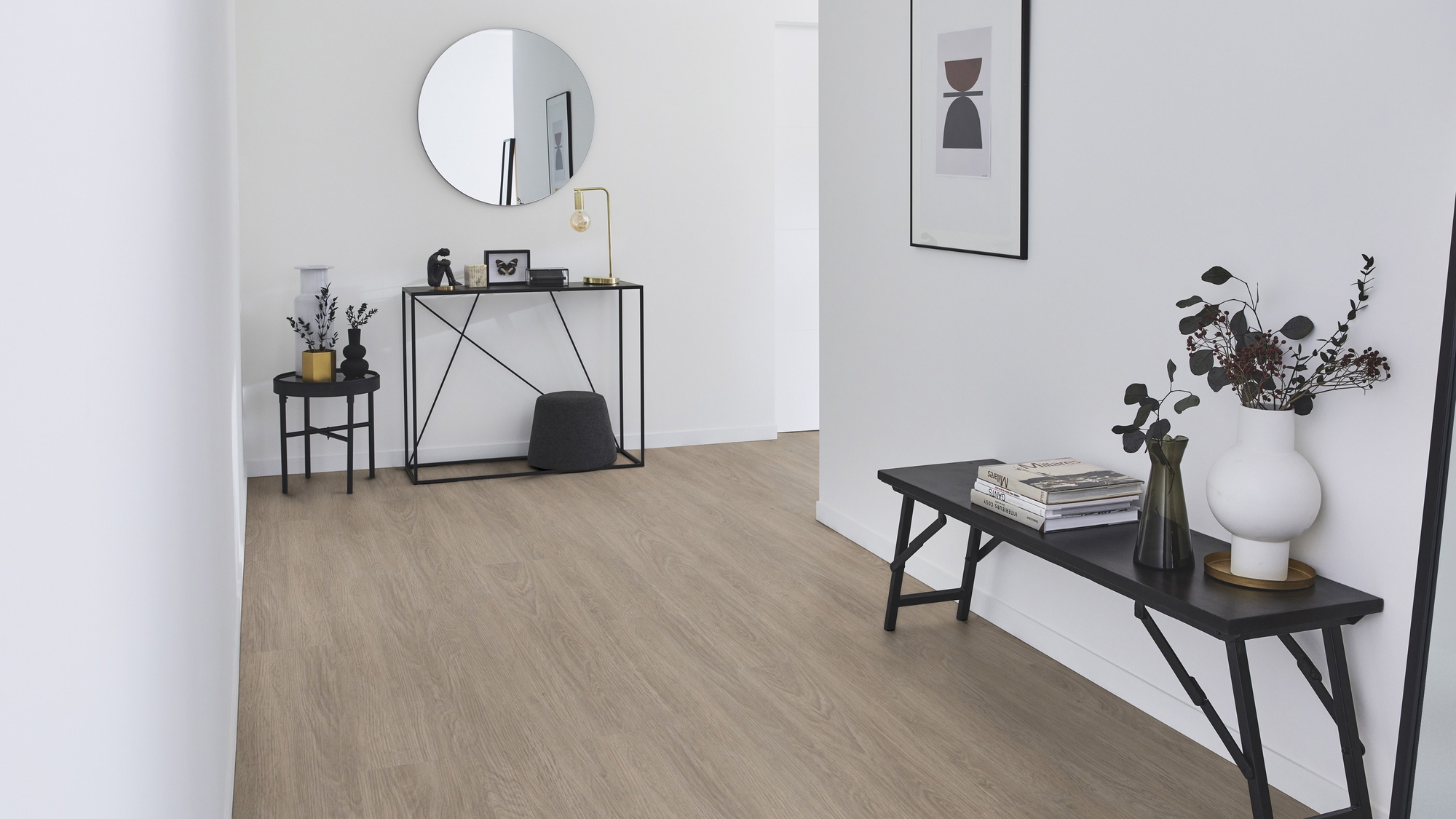 Milieubild Flur mit Sideboard und Spiegel - Tarkett Klebe-Vinyl Essence 55 Cool Oak Light Beige Milieubild Flur mit Sideboard und Spiegel - Tarkett 260053002