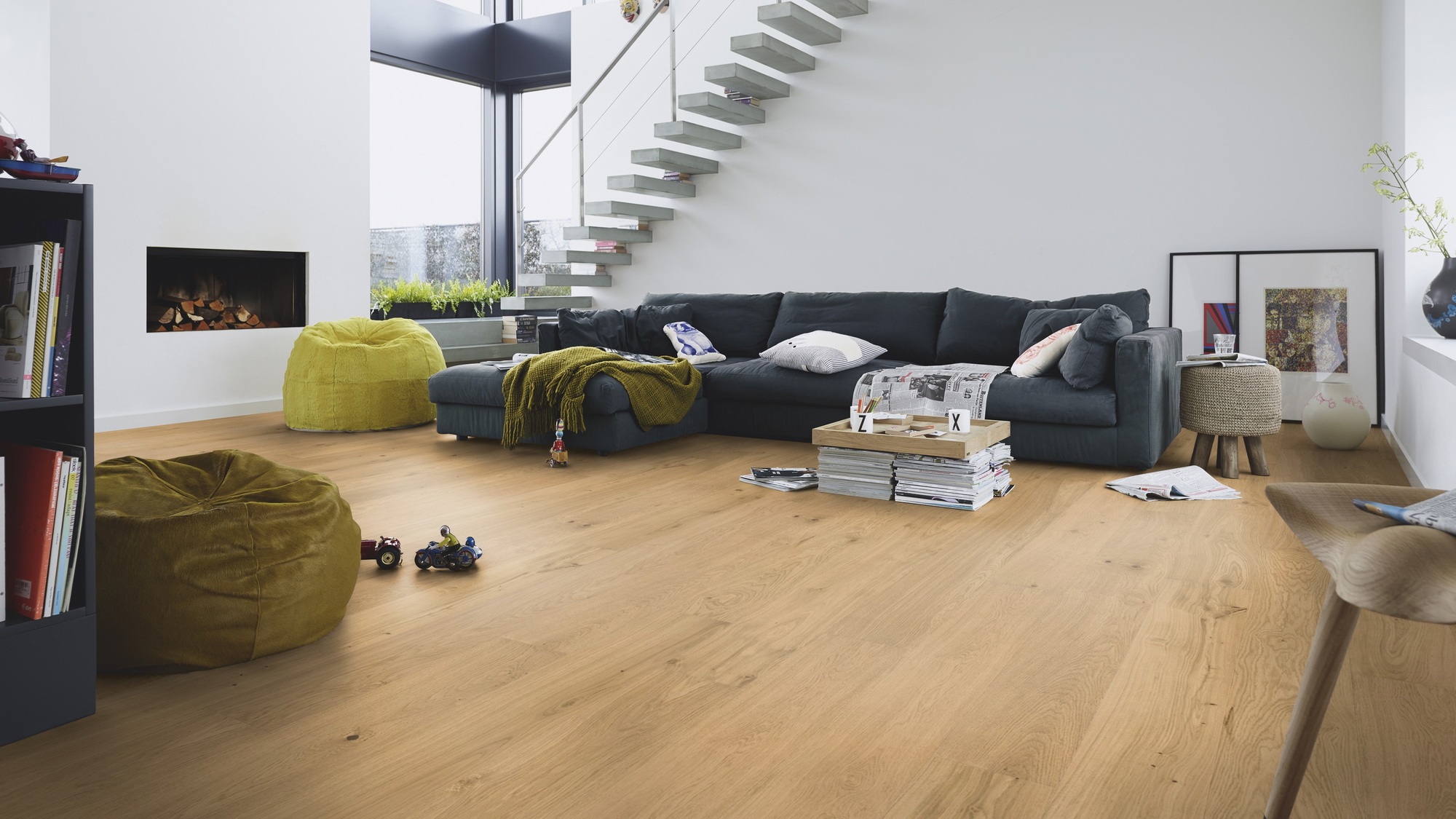 Milieubild Modernes Wohnzimmer mit Kamin - MEISTER Furnierboden HD 100 Natureflex Eiche lebhaft creme Milieubild Modernes Wohnzimmer mit Kamin - MEISTER 500139-2200210-20015