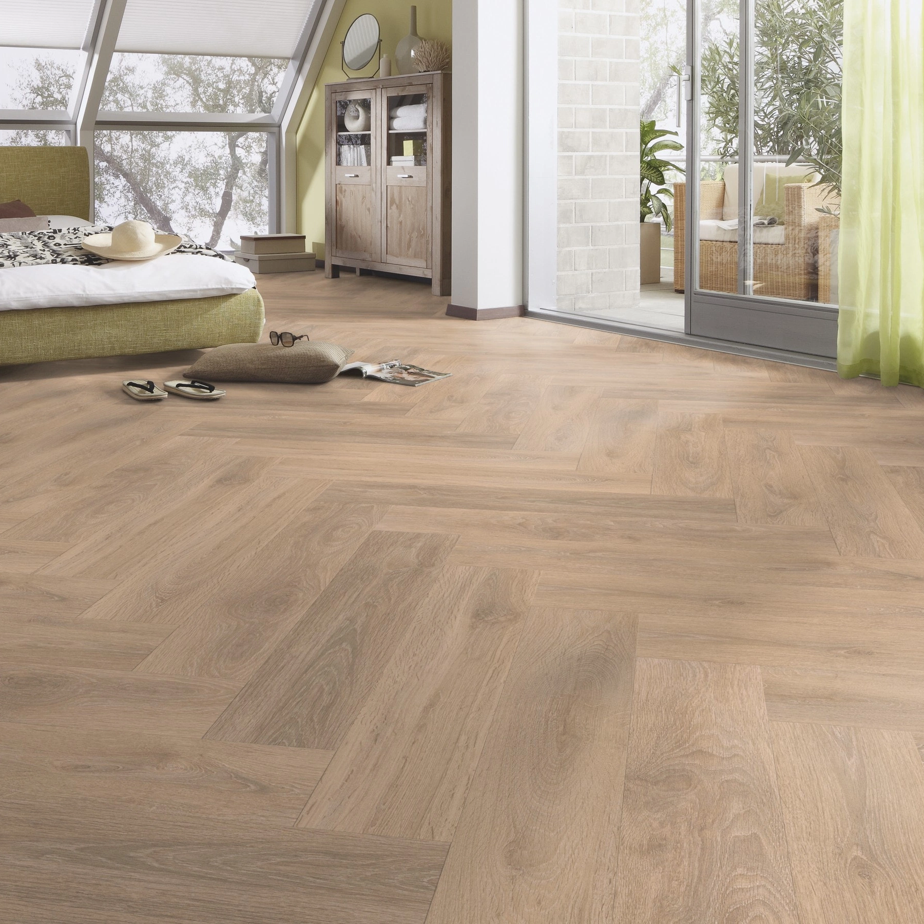 Milieubild Schlafzimmer im modernen Dachgeschoss - MEISTER Laminat LS 350 Eiche sand Milieubild Schlafzimmer im modernen Dachgeschoss - MEISTER 600001-0840168-07004