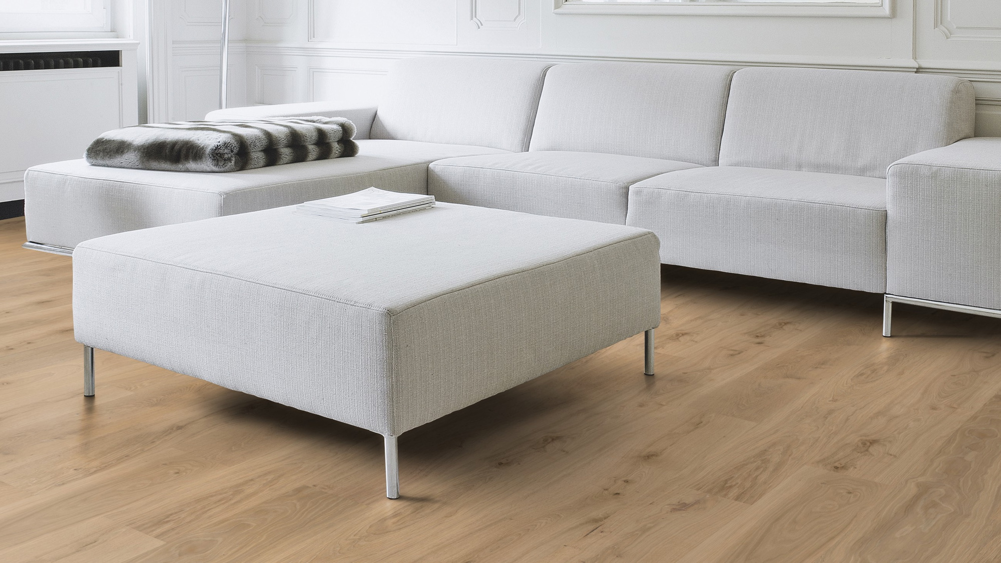 Milieubild Wohnzimmer mit Couch - Nahansicht - Wicanders Wise HDF Klick-Designboden wood Natural Natural Oak Almond Milieubild Wohnzimmer mit Couch - Nahansicht - Wicanders Wise 80003598