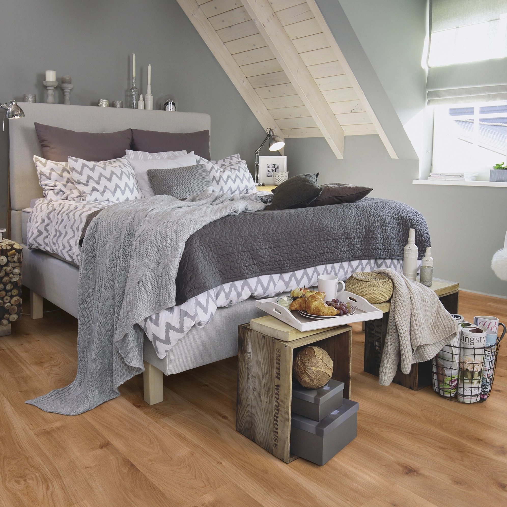 Milieubild Schlafzimmer im modernen Dachgeschoss - wineo Klick-Bioboden PURLINE wineo 1000 wood L Intensive Oak Caramel Milieubild Schlafzimmer im modernen Dachgeschoss - wineo PLC300R