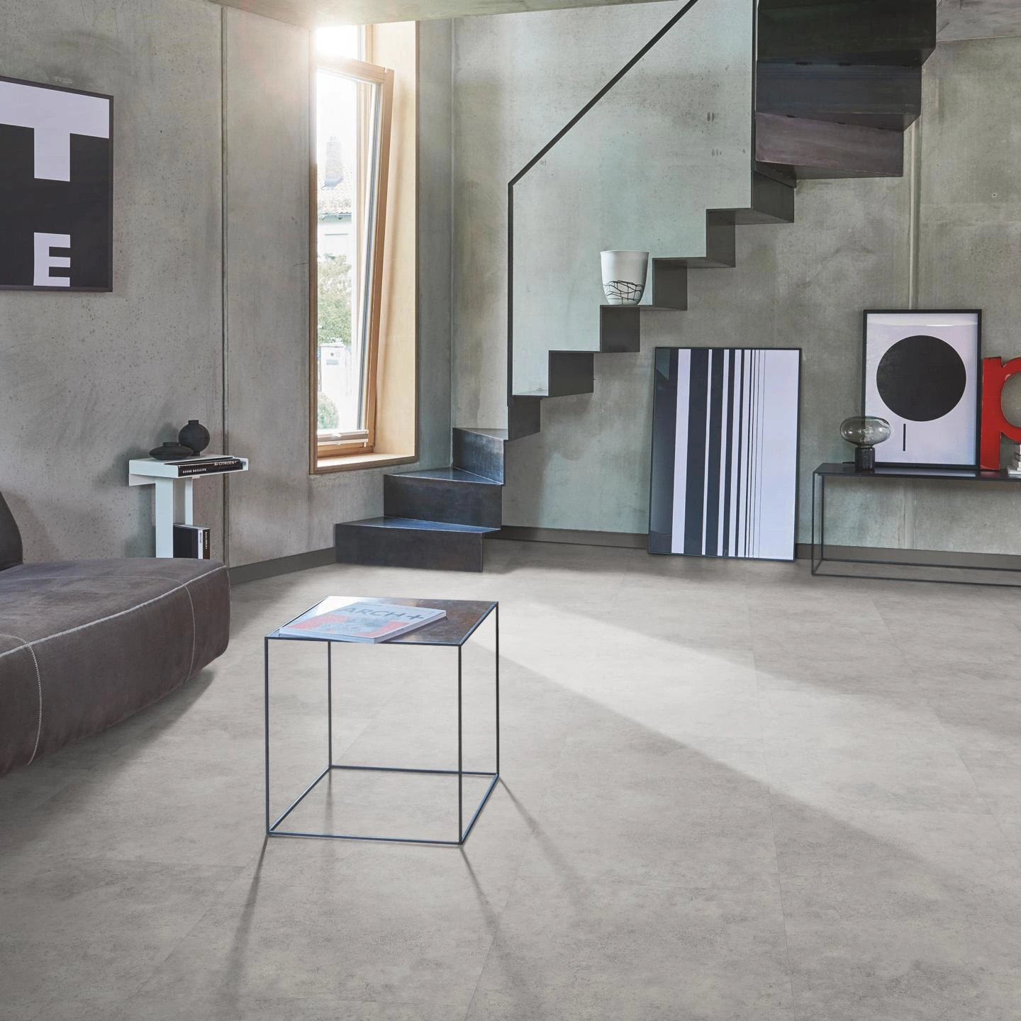 Milieubild Wohnzimmer im modernen Loft-Stil - Parador Klebe-Vinyl Trendtime 5 Dryback Beton grau Milieubild Wohnzimmer im modernen Loft-Stil - Parador 1750853