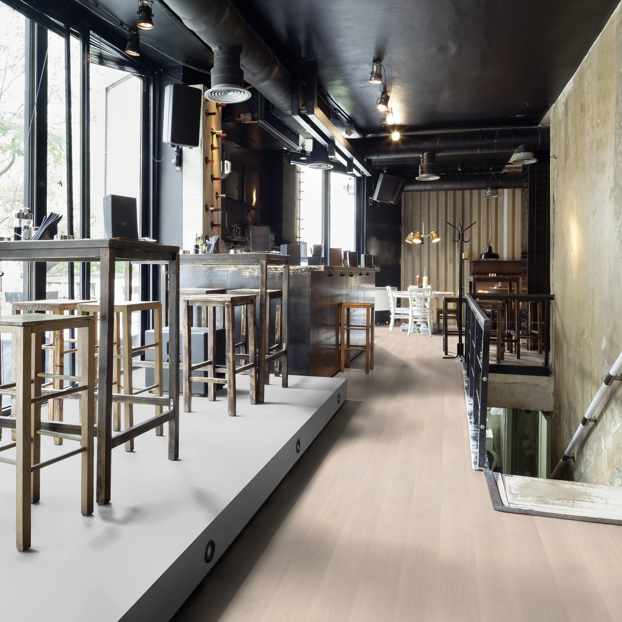 Milieubild Restaurant - Bar mit Tischen und Hockern - wineo Klick-Bioboden PURLINE wineo 1000 wood L Soft Oak Salt Milieubild Restaurant - Bar mit Tischen und Hockern - wineo PLC295R