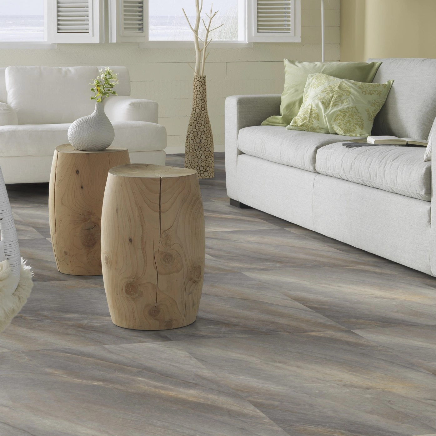 Milieubild Modernes, freundliches Wohnzimmer mit Sofa - Forbo Flooring Klebe-Vinyl Allura Dryback 0.55 Material Warm Natural Stone Milieubild Modernes, freundliches Wohnzimmer mit Sofa - Forbo Flooring 243669