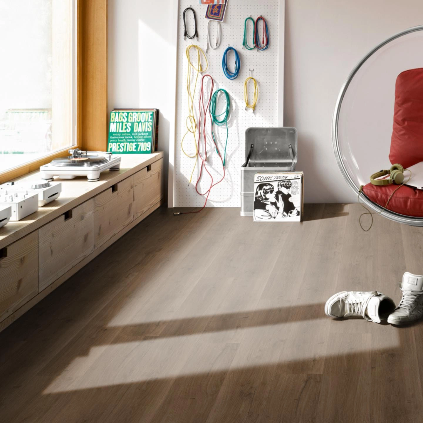 Milieubild Musikzimmer mit Plattenspieler - Parador HDF Klick-Designboden Modular ONE Eiche Spirit geräuchert Milieubild Musikzimmer mit Plattenspieler - Parador 1730809