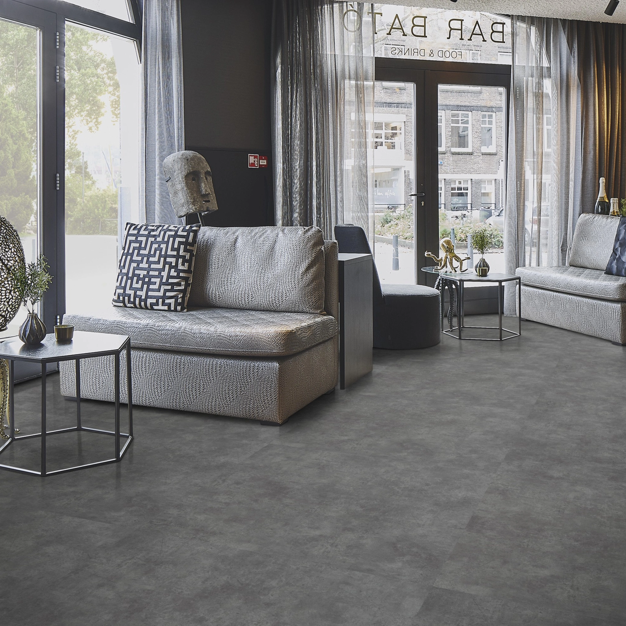 Milieubild Lounge in Hotelbar - Forbo Flooring Klebe-Vinyl Allura Dryback 0.55 Material Charcoal Concrete Milieubild Lounge in Hotelbar - Forbo Flooring 220187