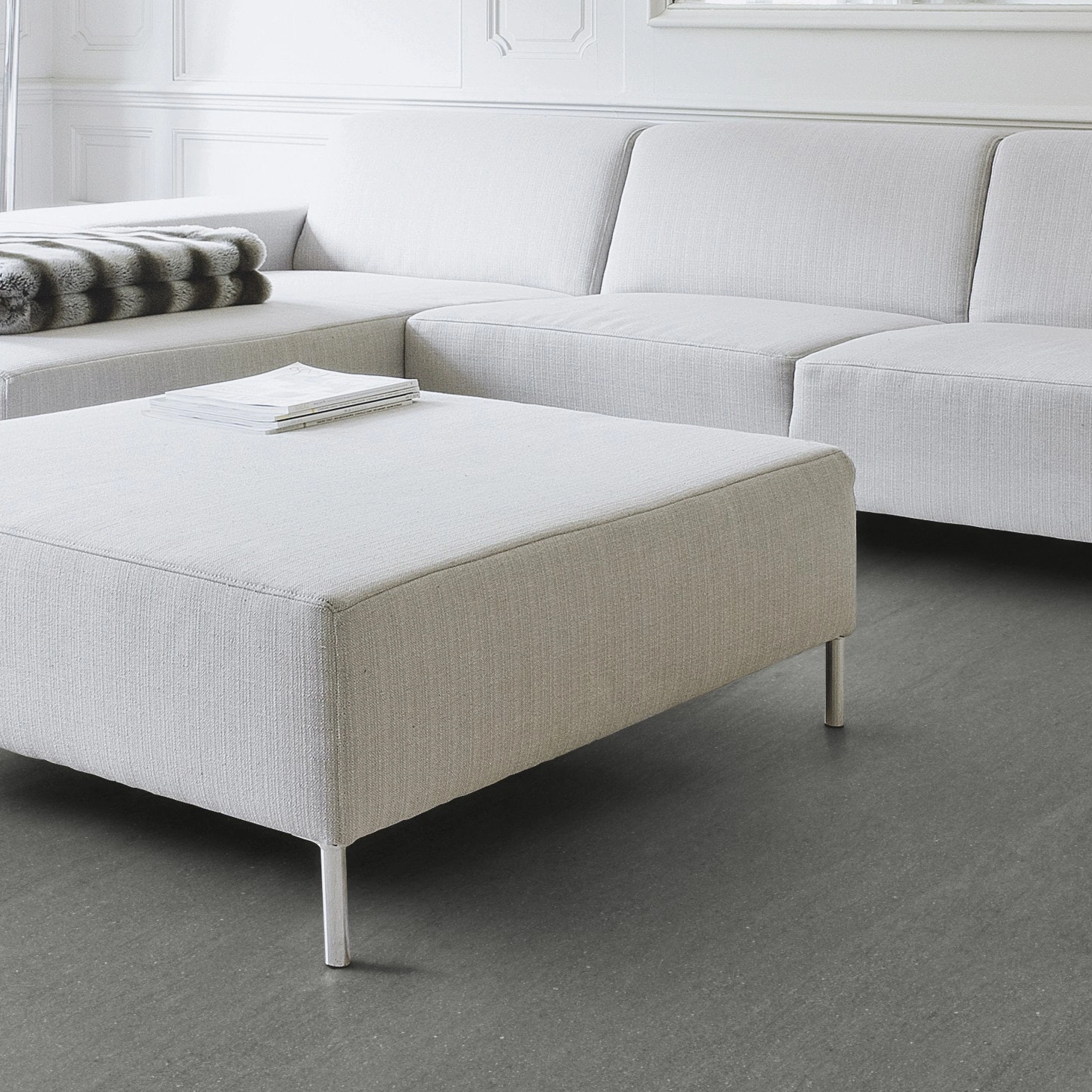 Milieubild Wohnzimmer mit Couch - Nahansicht - Wicanders Wise HDF Klick-Designboden stone Natural Basaltina Stone Grey Milieubild Wohnzimmer mit Couch - Nahansicht - Wicanders Wise 80003899