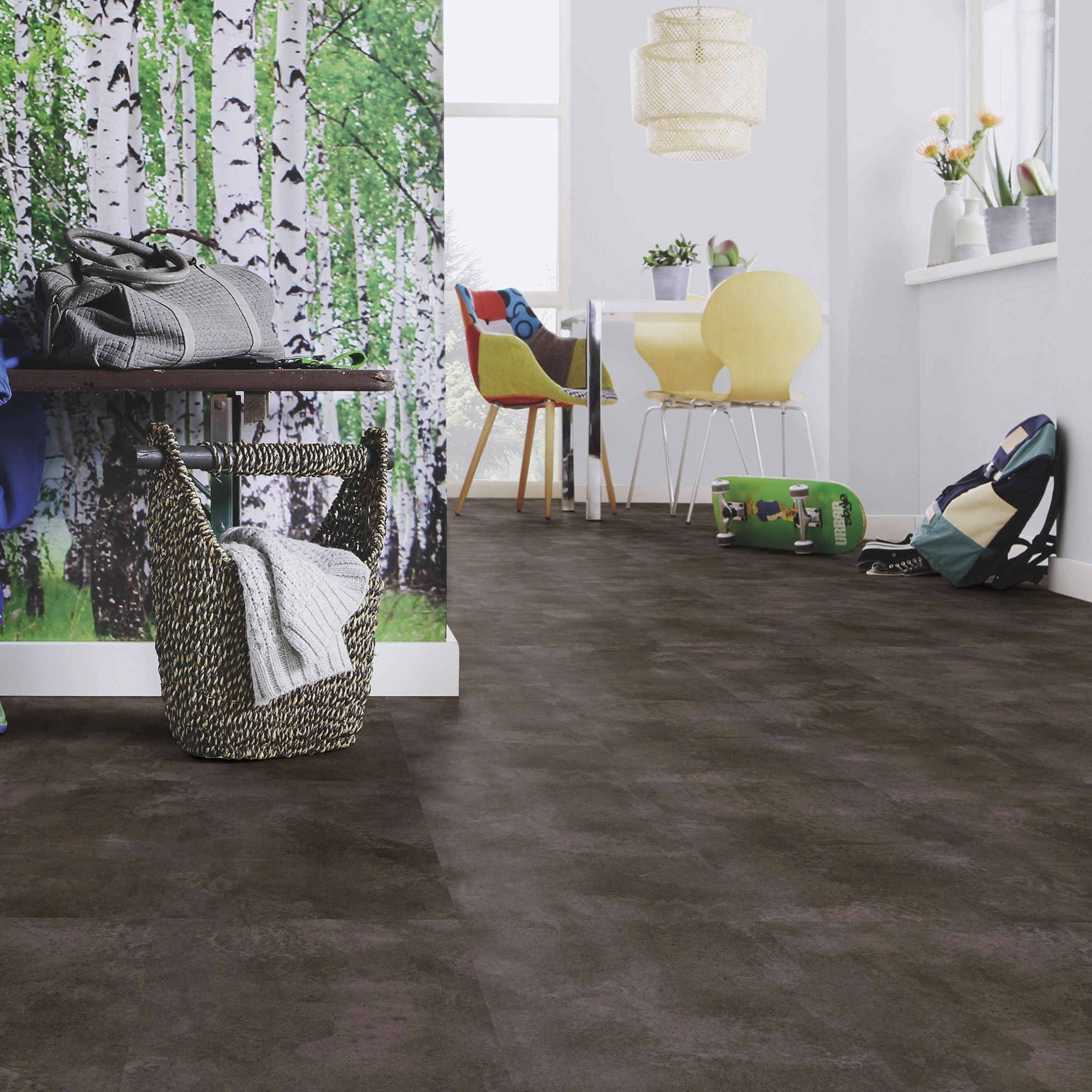 Milieubild Esszimmer mit Flur und Sitzbank - wineo Klebe-Bioboden PURLINE wineo 1000 stone L Urban Concrete Dark Milieubild Esszimmer mit Flur und Sitzbank - wineo PL320R
