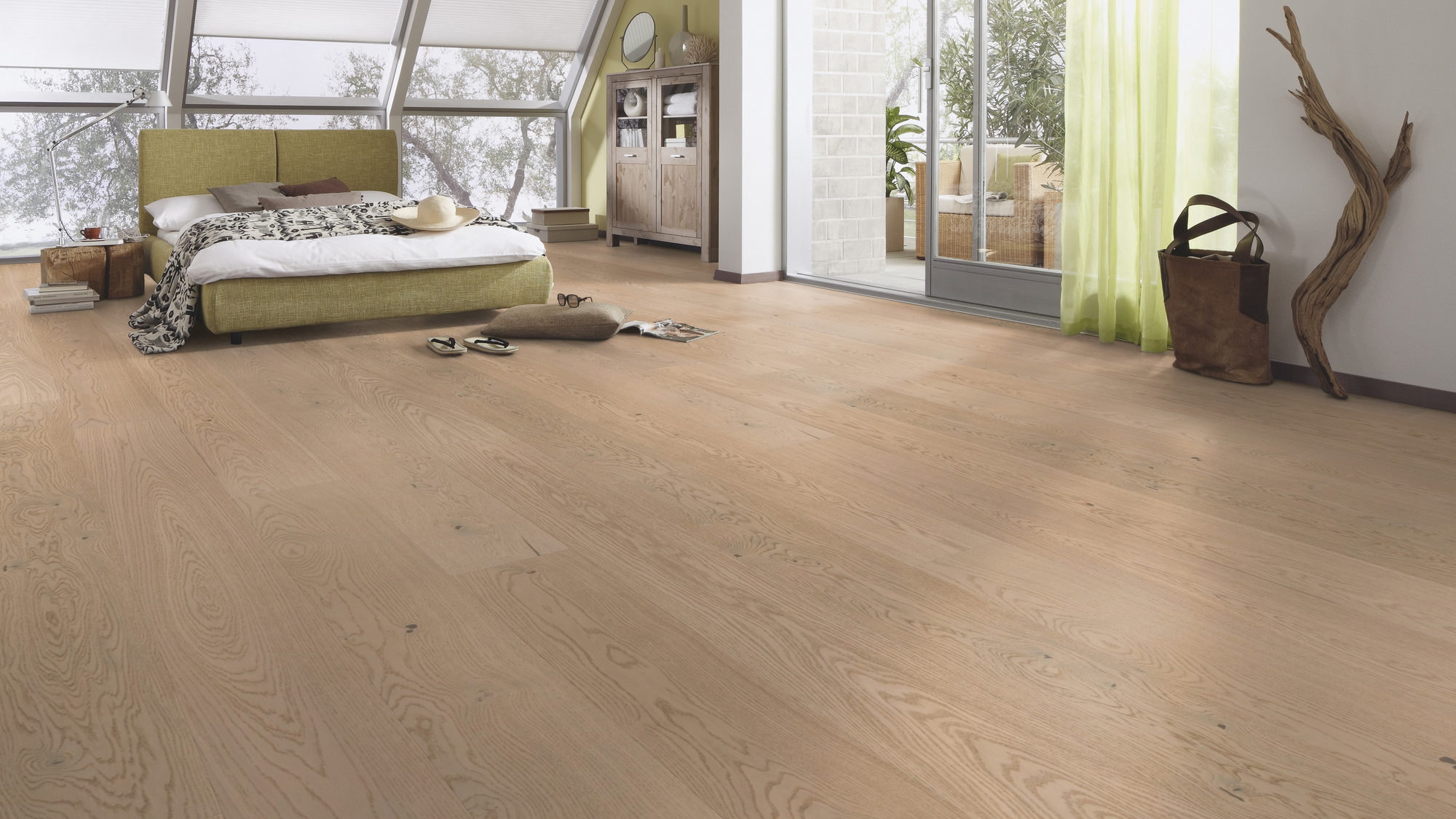 Milieubild Schlafzimmer im modernen Dachgeschoss - MEISTER Furnierboden HD 100 Natureflex Eiche lebhaft cremeweiß Milieubild Schlafzimmer im modernen Dachgeschoss - MEISTER 500139-2200210-20014