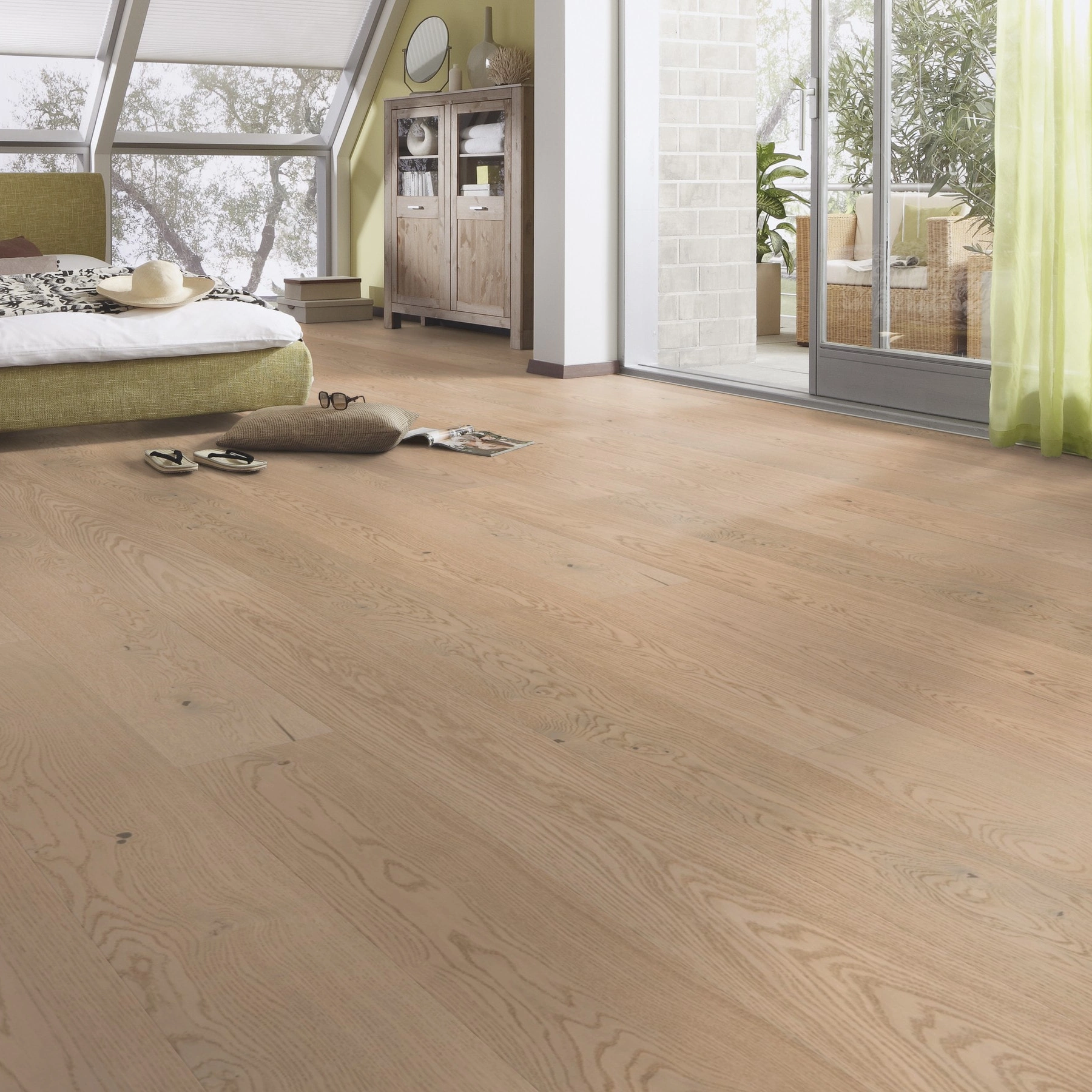 Milieubild Schlafzimmer im modernen Dachgeschoss - MEISTER Furnierboden HD 100 Natureflex Eiche lebhaft cremeweiß Milieubild Schlafzimmer im modernen Dachgeschoss - MEISTER 500139-2200210-20014