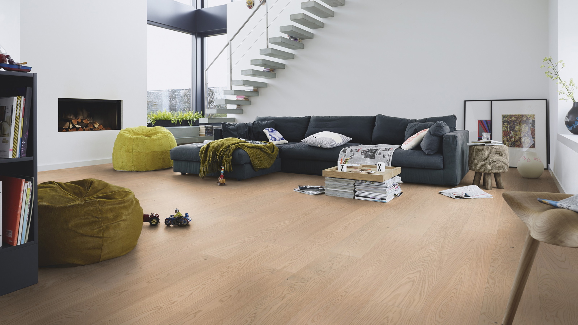 Milieubild Modernes Wohnzimmer mit Kamin - MEISTER Furnierboden HD 100 Natureflex Eiche lebhaft cremeweiß Milieubild Modernes Wohnzimmer mit Kamin - MEISTER 500139-2200210-20014