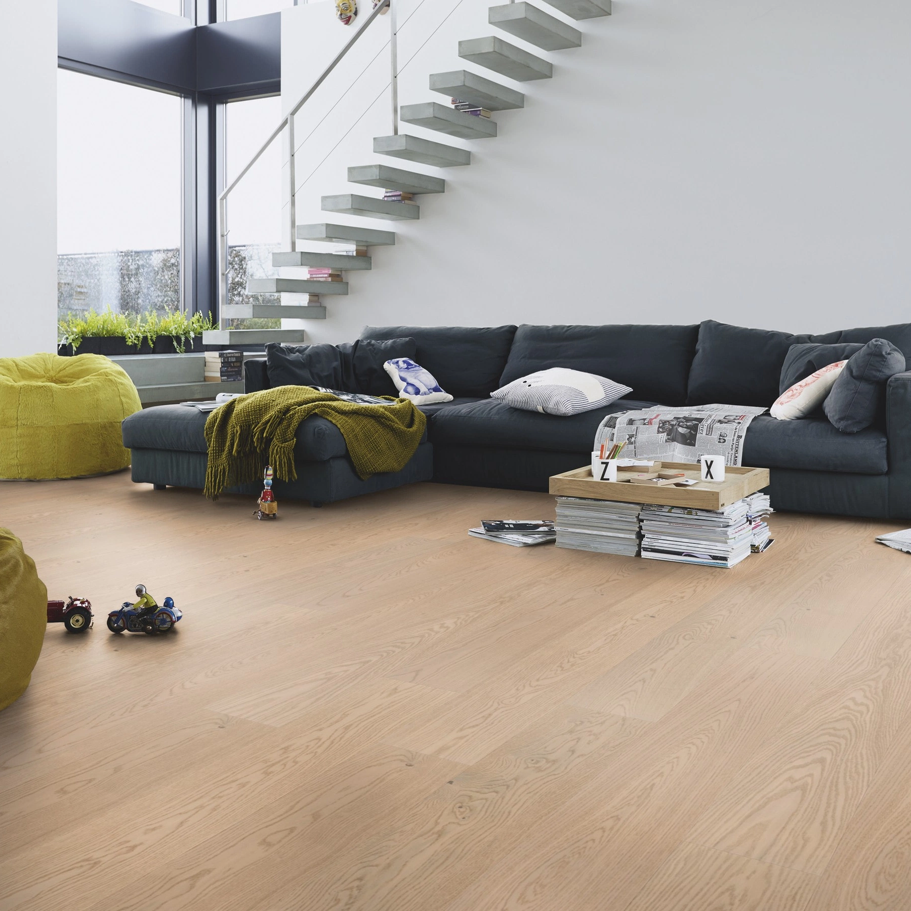 Milieubild Modernes Wohnzimmer mit Kamin - MEISTER Furnierboden HD 100 Natureflex Eiche lebhaft cremeweiß Milieubild Modernes Wohnzimmer mit Kamin - MEISTER 500139-2200210-20014