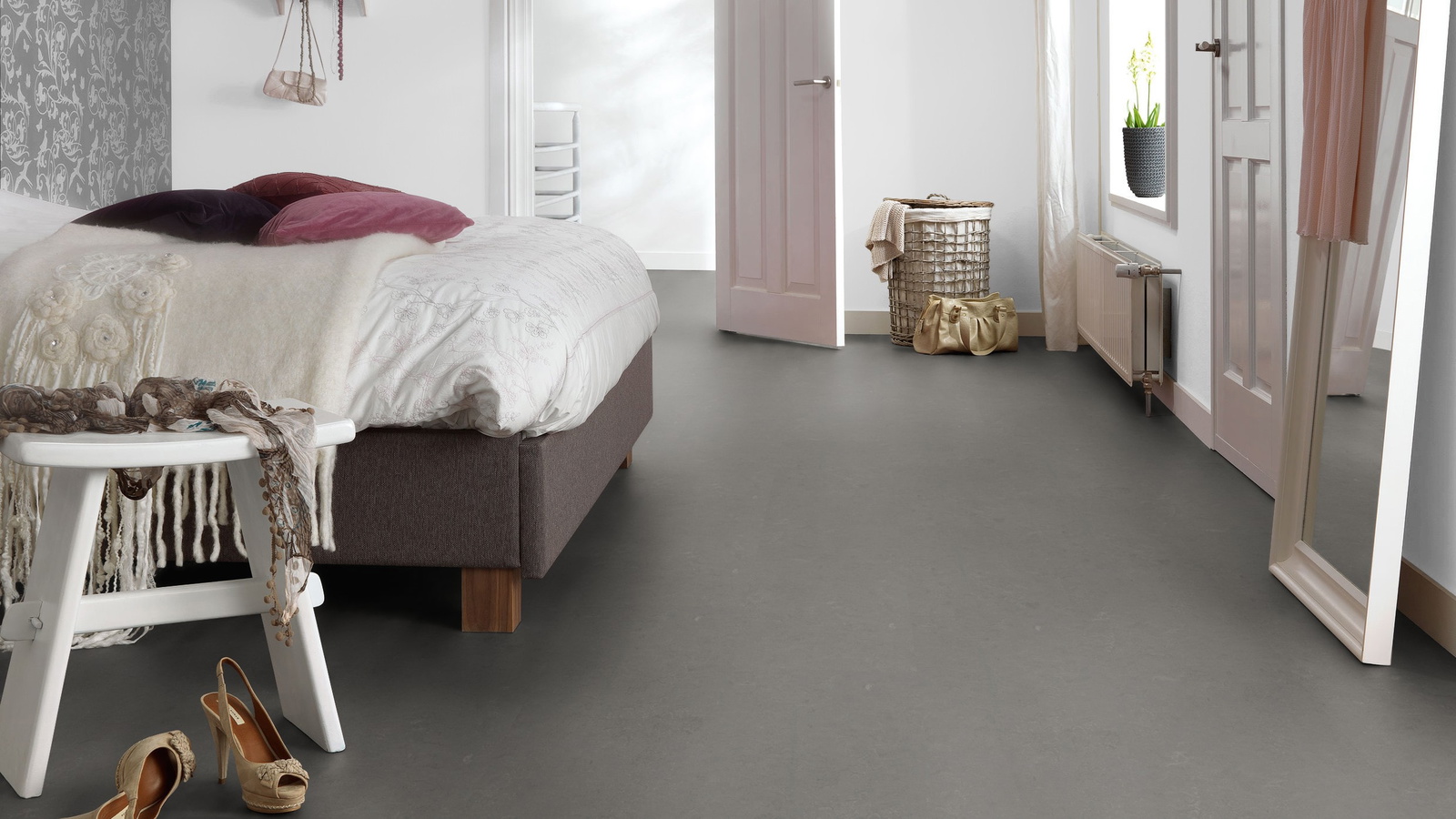Milieubild Schlafzimmer mit Hocker - Forbo Flooring 176498