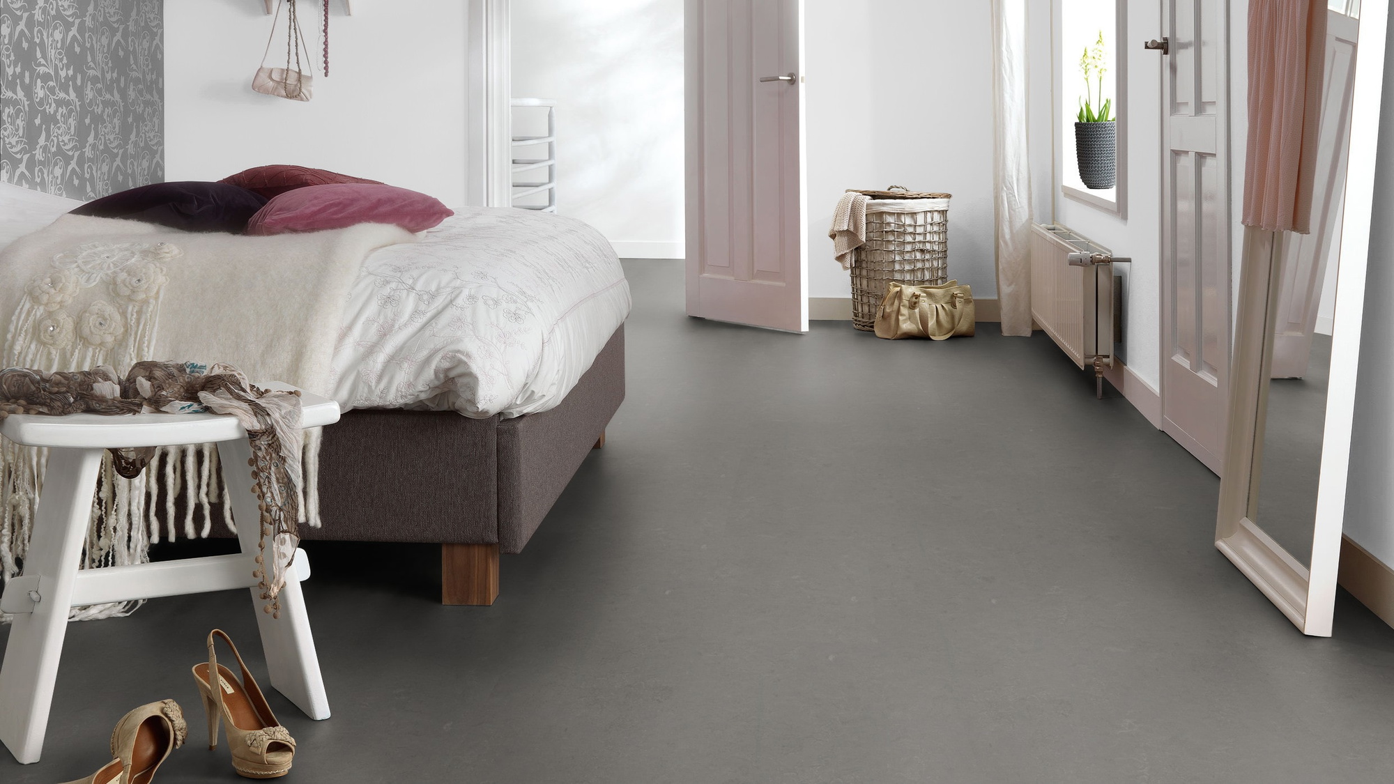 Milieubild Schlafzimmer mit Hocker - Forbo Flooring Marmoleum Click Nebula Milieubild Schlafzimmer mit Hocker - Forbo Flooring 176498