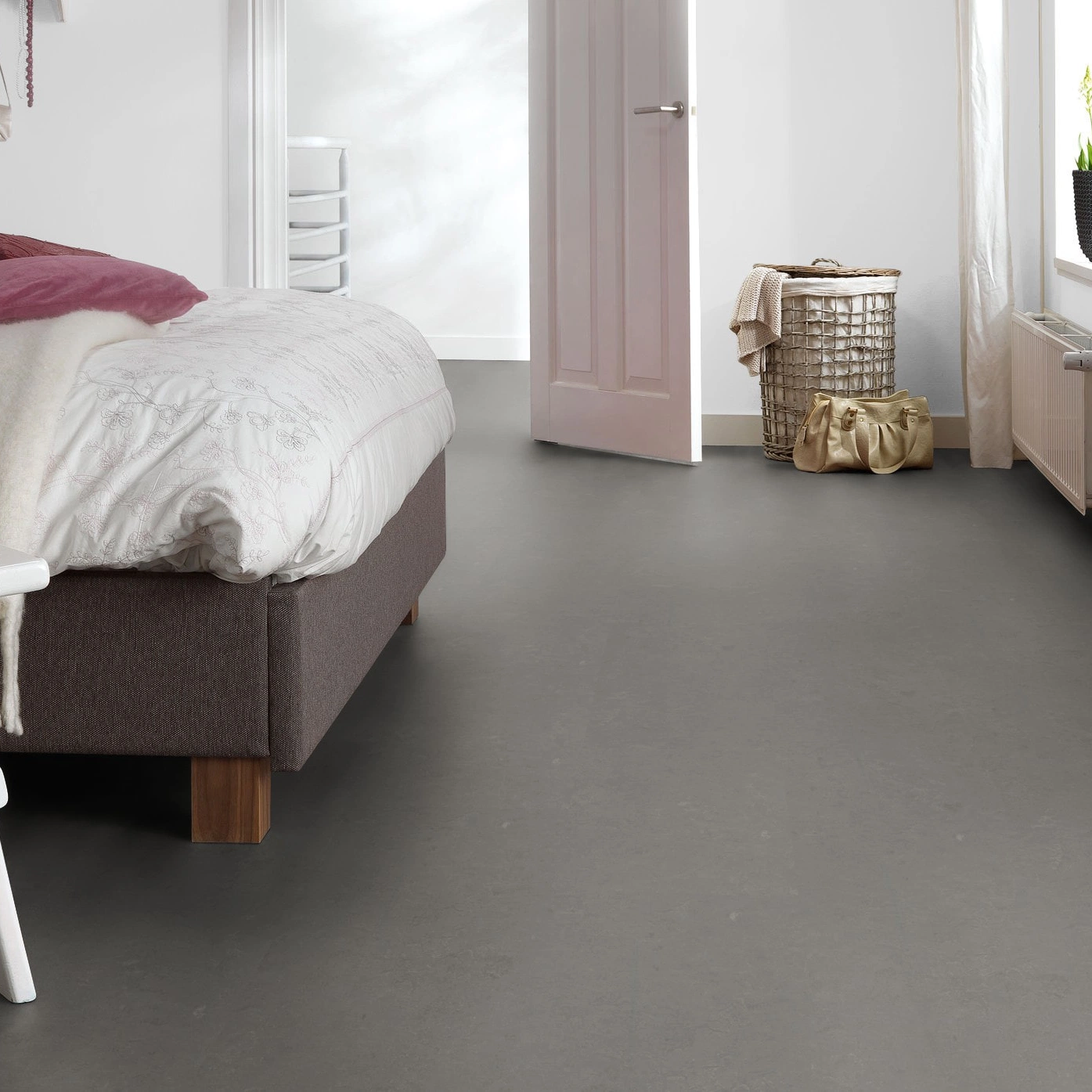 Milieubild Schlafzimmer mit Hocker - Forbo Flooring Marmoleum Click Nebula Milieubild Schlafzimmer mit Hocker - Forbo Flooring 176498