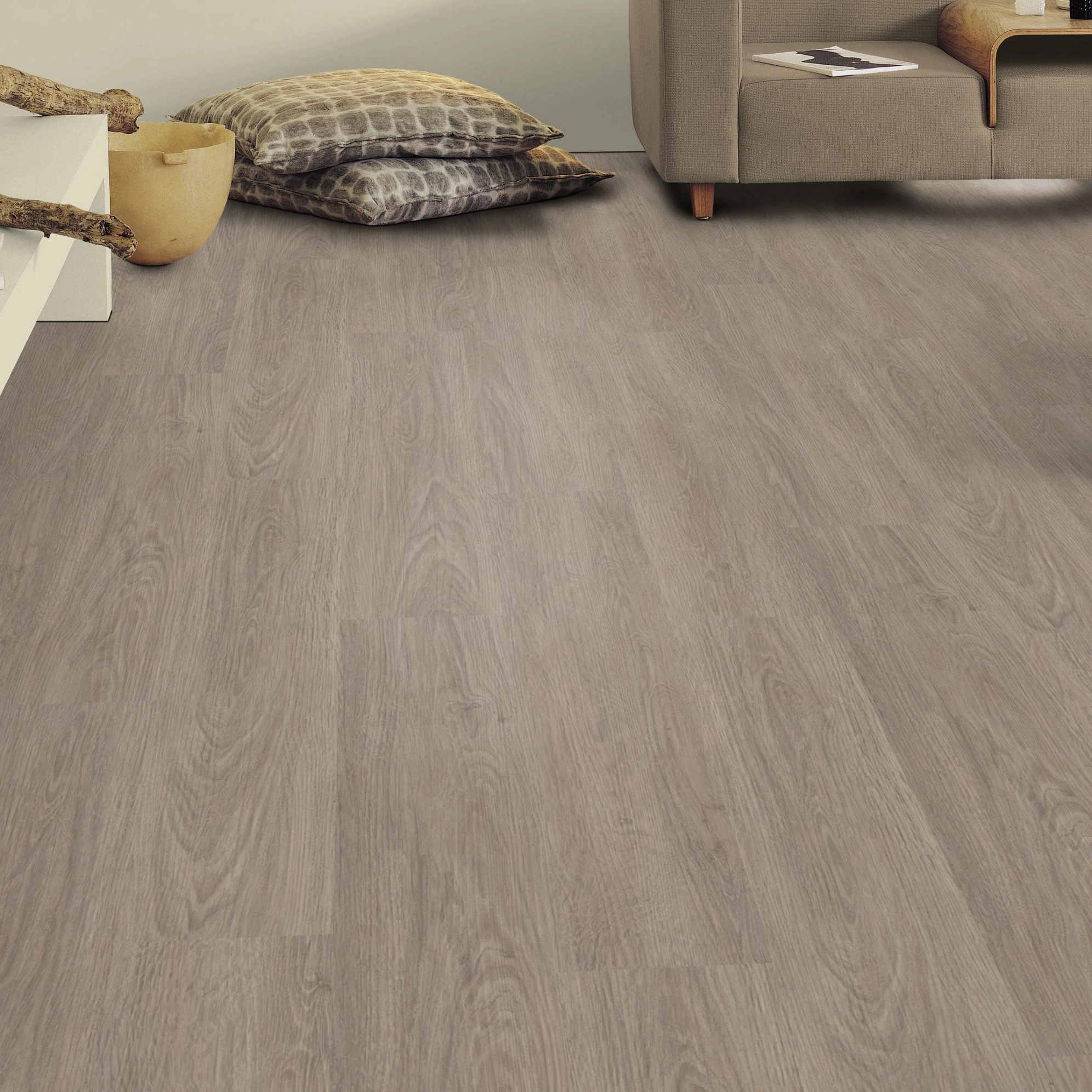Milieubild Wohnzimmer mit Sideboard - Tarkett Klebe-Vinyl Essence 30 Cool Oak Light Beige Milieubild Wohnzimmer mit Sideboard - Tarkett 260055002