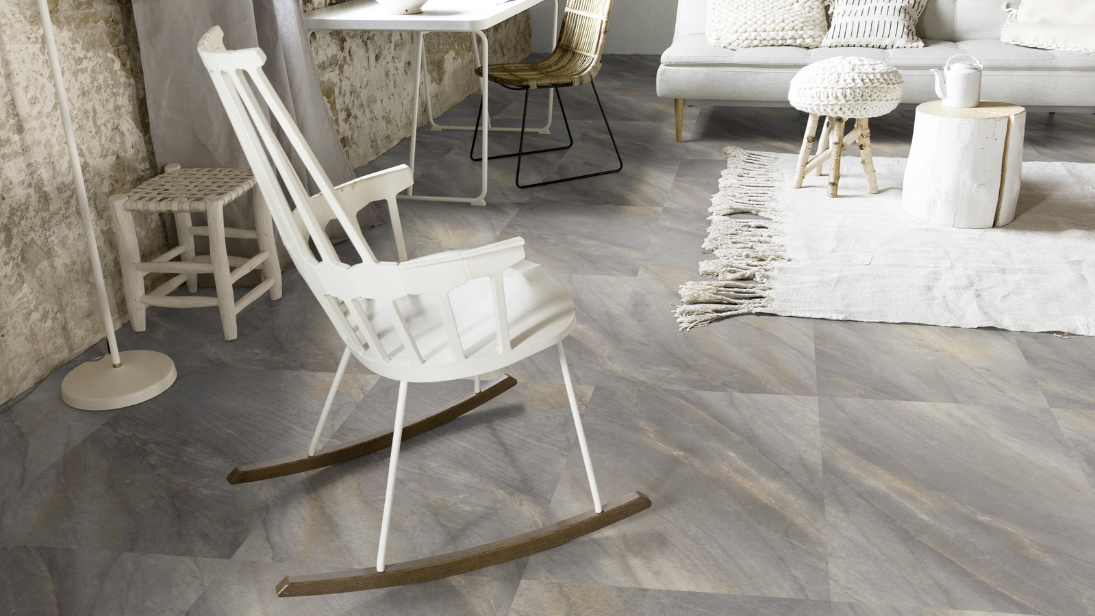 Milieubild Wohnzimmer mit Schaukelstuhl im skandinavischen Stil - Forbo Flooring 243669