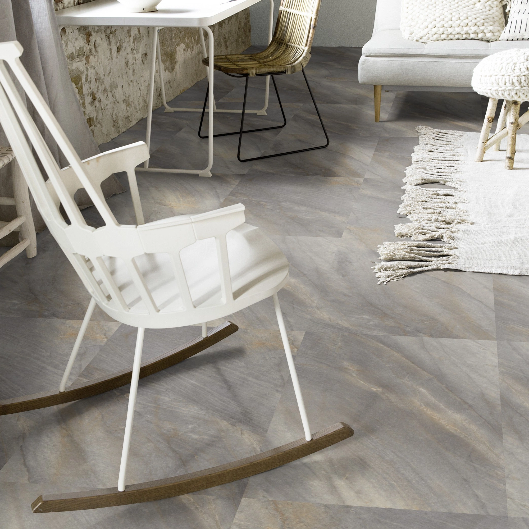 Milieubild Wohnzimmer mit Schaukelstuhl im skandinavischen Stil - Forbo Flooring Klebe-Vinyl Allura Dryback 0.55 Material Warm Natural Stone Milieubild Wohnzimmer mit Schaukelstuhl im skandinavischen Stil - Forbo Flooring 243669