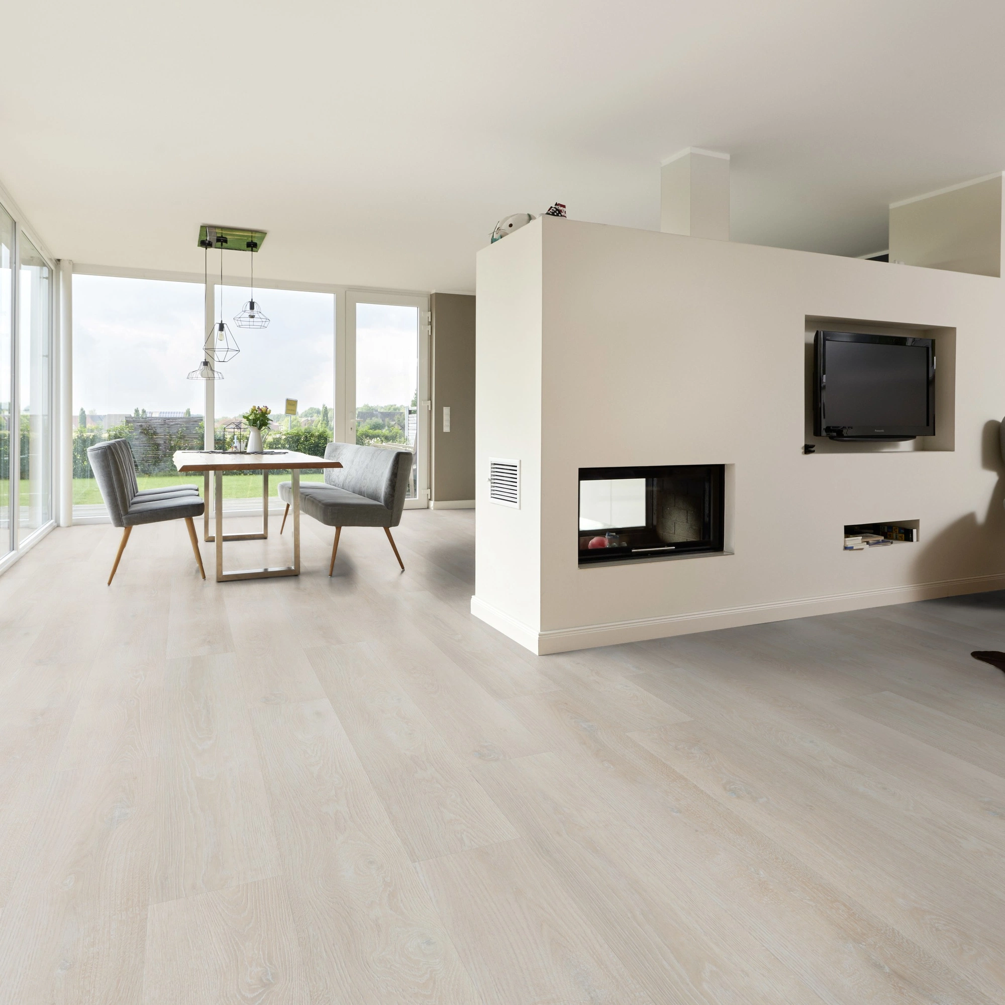 Milieubild Wohnzimmer mit Essbereich und Kamin - ter Hürne Klebe-Vinyl Pro Classic Edition Eiche Stockholm Milieubild Wohnzimmer mit Essbereich und Kamin - ter Hürne 1101210427