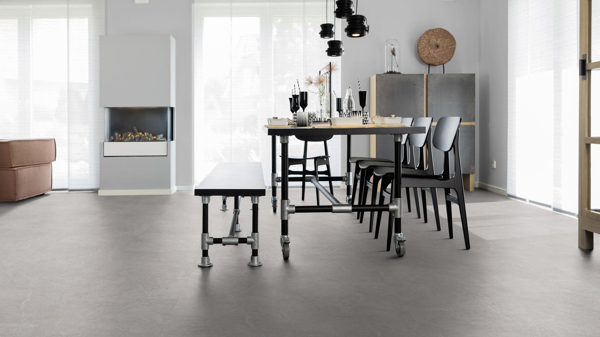 Milieubild Esszimmer mit Kamin - wineo Klebe-Bioboden PURLINE wineo 1500 stone XL Serene Marble Grey Milieubild Esszimmer mit Kamin - wineo PL15412SXL