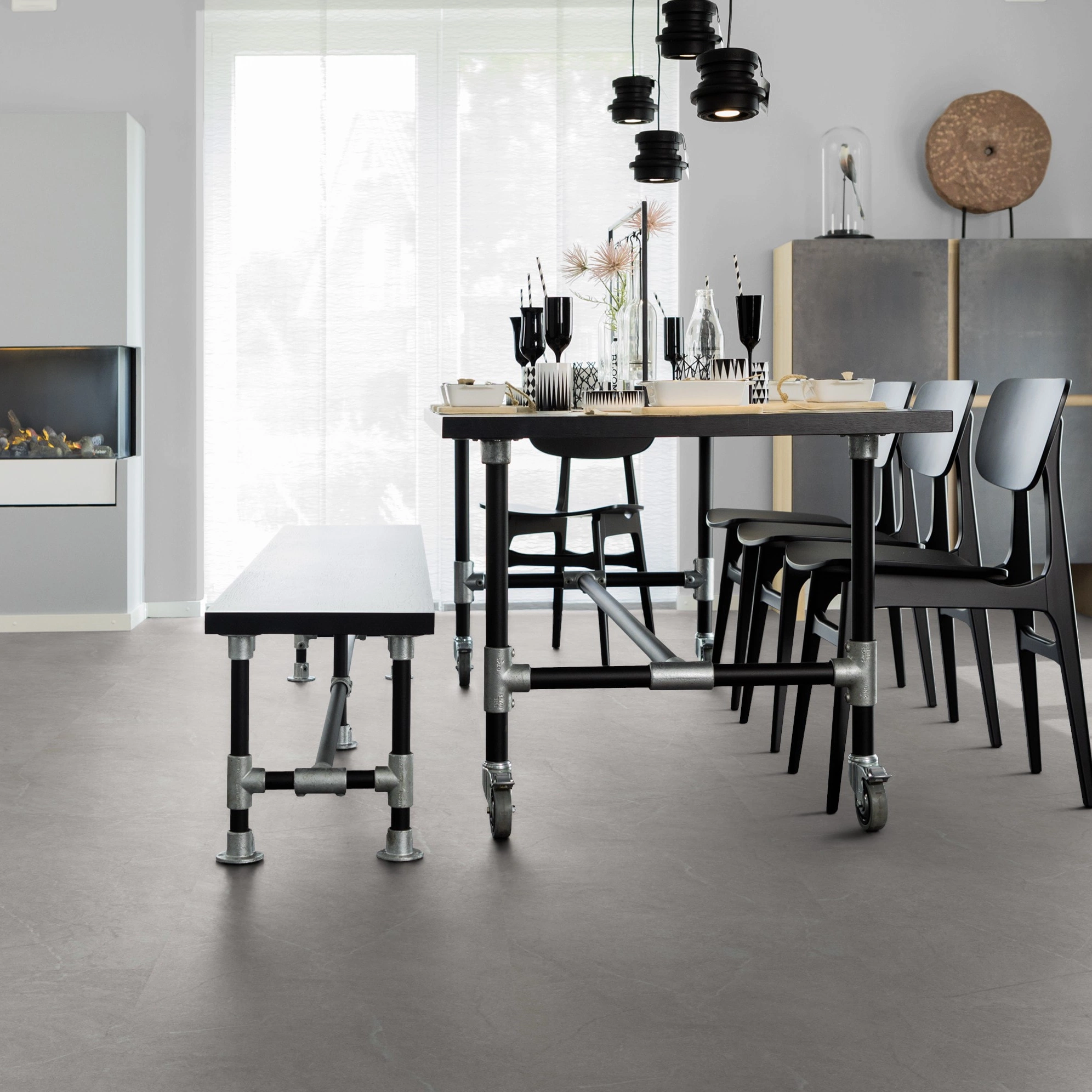Milieubild Esszimmer mit Kamin - wineo Klebe-Bioboden PURLINE wineo 1500 stone XL Serene Marble Grey Milieubild Esszimmer mit Kamin - wineo PL15412SXL