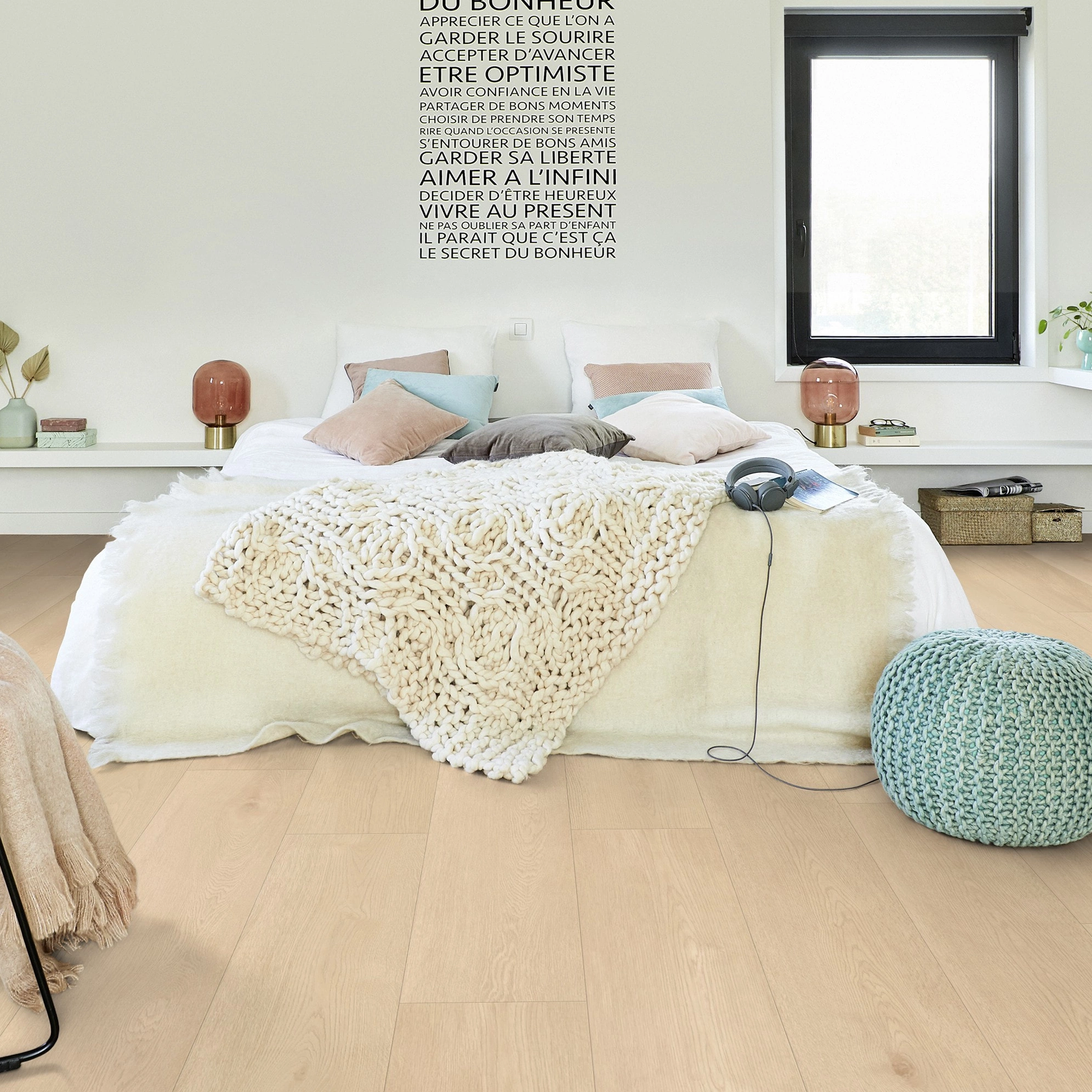 Milieubild Modernes Schlafzimmer - Bett mit Stuhl - Tarkett Rigid Klick-Vinyl iD Click Ultimate 55 NATURALS Chatillon Oak Natural Milieubild Modernes Schlafzimmer - Bett mit Stuhl - Tarkett 260023005