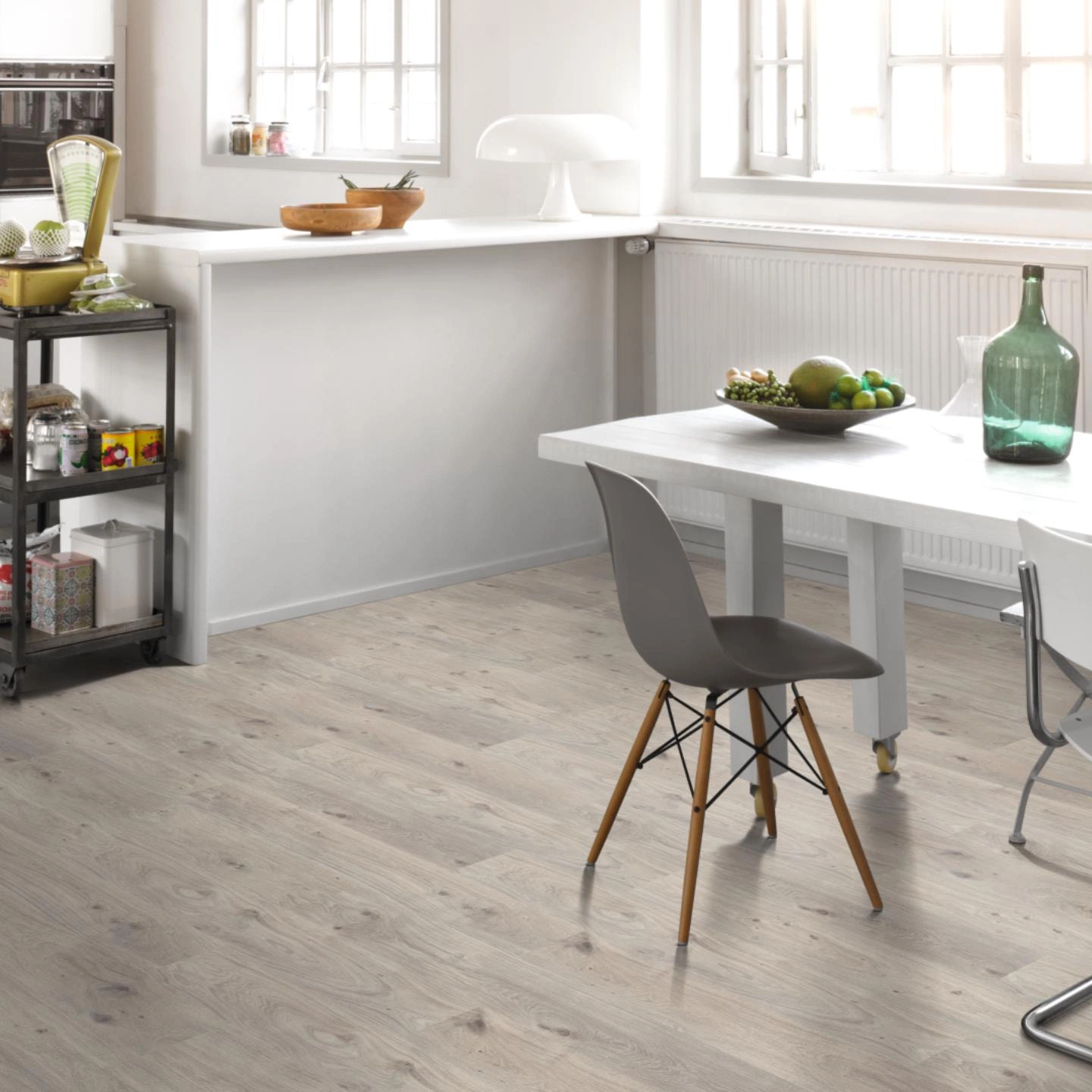 Milieubild Küche mit Essbereich - Parador Laminat Basic 400 Eiche Natur Grau Milieubild Küche mit Essbereich - Parador 1593798