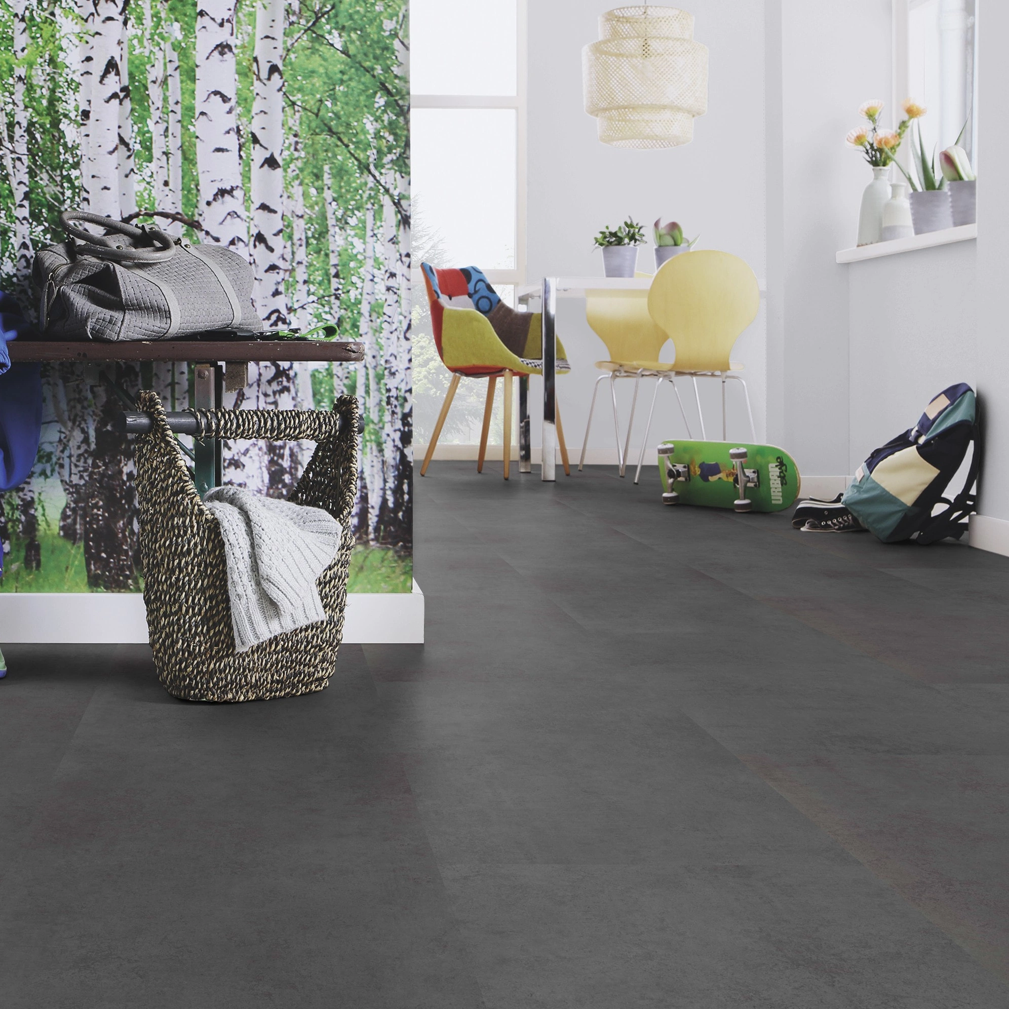 Milieubild Esszimmer mit Flur und Sitzbank - wineo Klebe-Bioboden PURLINE wineo 1500 stone XL Portland Concrete Dark Milieubild Esszimmer mit Flur und Sitzbank - wineo PL15406SXL