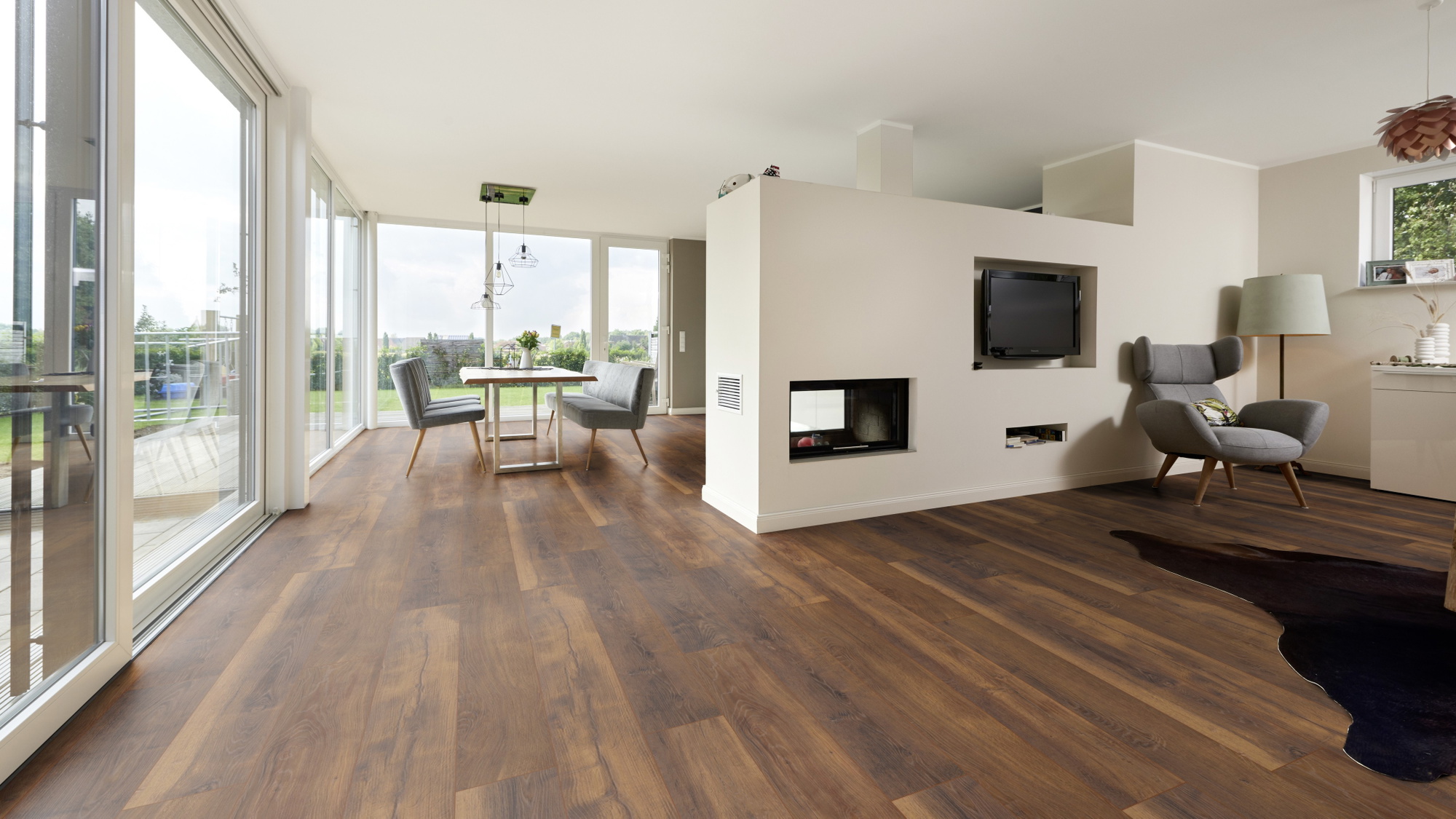 Milieubild Wohnzimmer mit Essbereich und Kamin - ter Hürne Klick-Designboden Dureco Strong Classic Edition Eiche Jamaica Milieubild Wohnzimmer mit Essbereich und Kamin - ter Hürne 1101260046