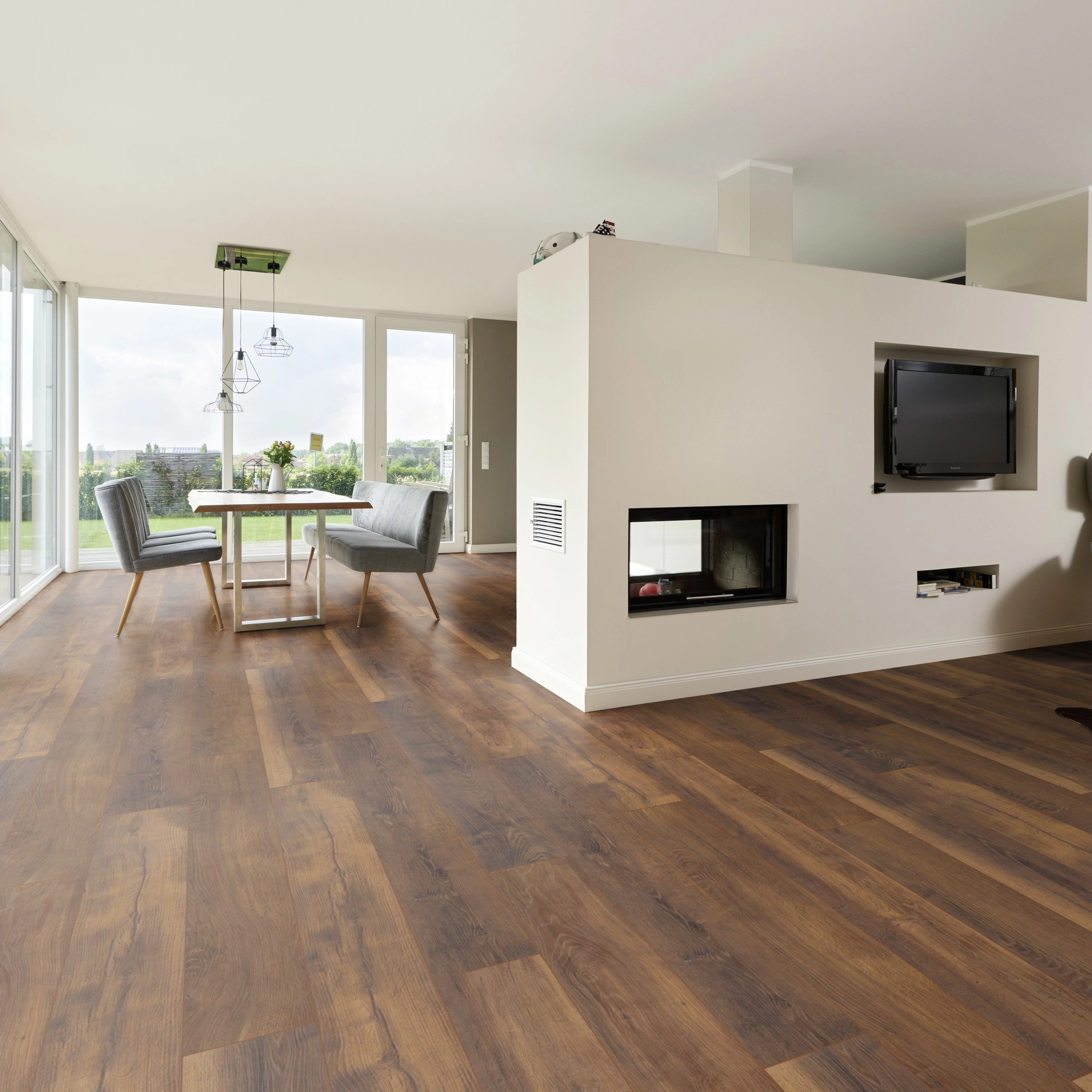 Milieubild Wohnzimmer mit Essbereich und Kamin - ter Hürne Klick-Designboden Dureco Strong Classic Edition Eiche Jamaica Milieubild Wohnzimmer mit Essbereich und Kamin - ter Hürne 1101260046