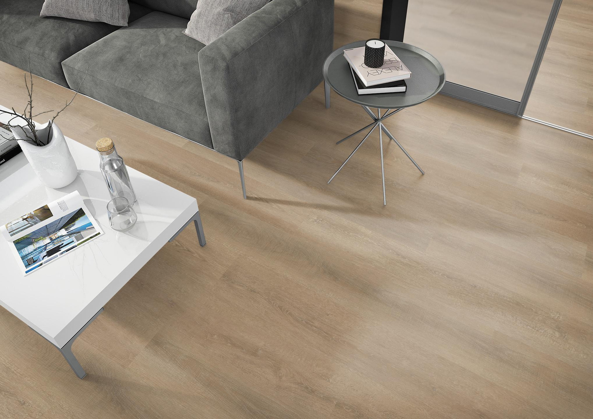 Milieubild Wohnzimmer - Sofa mit Beistelltisch und Glastür - nexflor Rigid Klick-Vinyl Apollo Click Collection Kefalonia Oak Milieubild Wohnzimmer - Sofa mit Beistelltisch und Glastür - nexflor NXF-60030-014