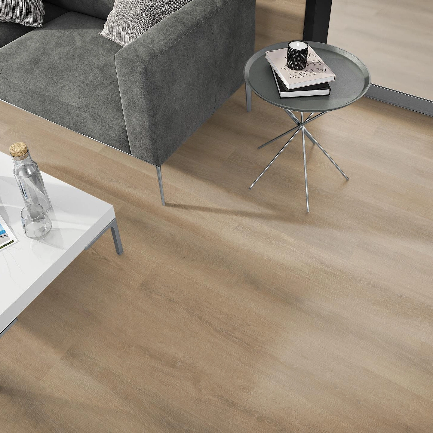 Milieubild Wohnzimmer - Sofa mit Beistelltisch und Glastür - nexflor Rigid Klick-Vinyl Apollo Click Collection Kefalonia Oak Milieubild Wohnzimmer - Sofa mit Beistelltisch und Glastür - nexflor NXF-60030-014
