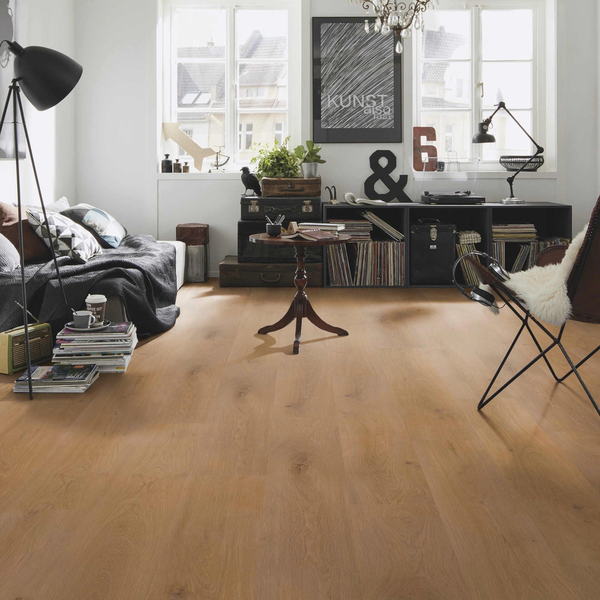 Milieubild Kompaktes Wohnzimmer mit Bücherregal - wineo Klick-Bioboden PURLINE wineo 1000 wood XL Noble Oak Toffee Milieubild Kompaktes Wohnzimmer mit Bücherregal - wineo PLC311R