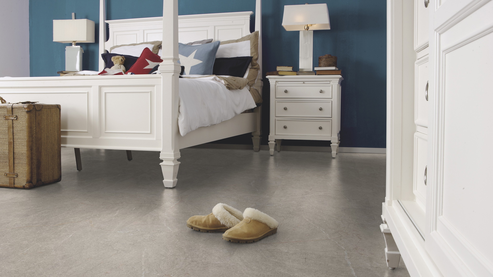 Milieubild Schlafzimmer im Landhaus-Stil - wineo Klebe-Bioboden PURLINE wineo 1500 stone XL Serene Marble Nature Milieubild Schlafzimmer im Landhaus-Stil - wineo PL15410SXL