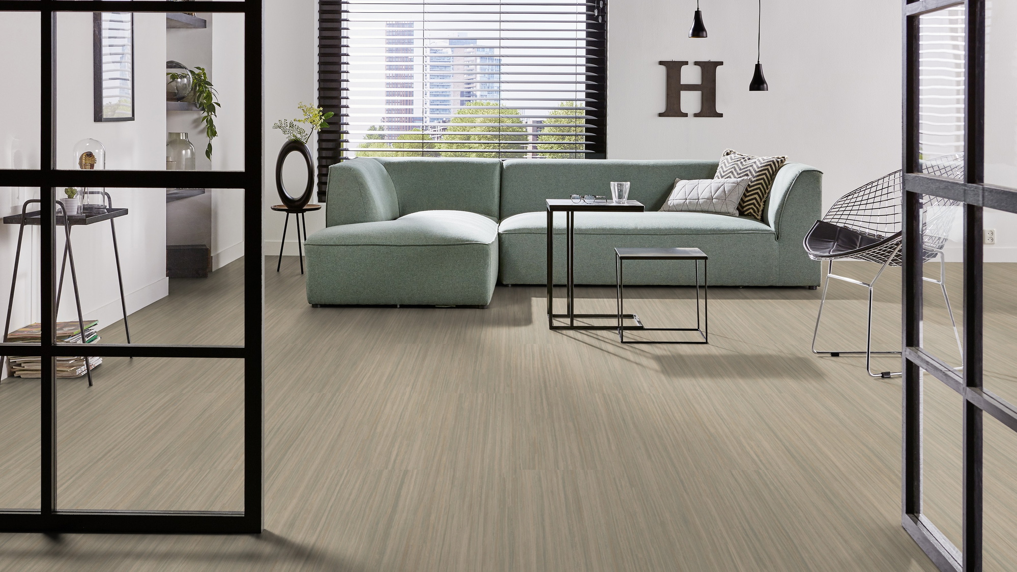 Milieubild Modernes Wohnzimmer mit mintgrünem Sofa - Forbo Flooring 253741