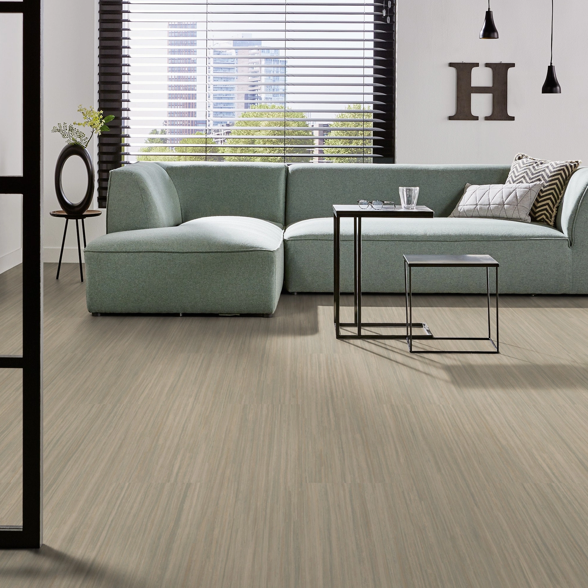 Milieubild Modernes Wohnzimmer mit mintgrünem Sofa - Forbo Flooring Marmoleum Modular Linear Bleached Gold Milieubild Modernes Wohnzimmer mit mintgrünem Sofa - Forbo Flooring 253741